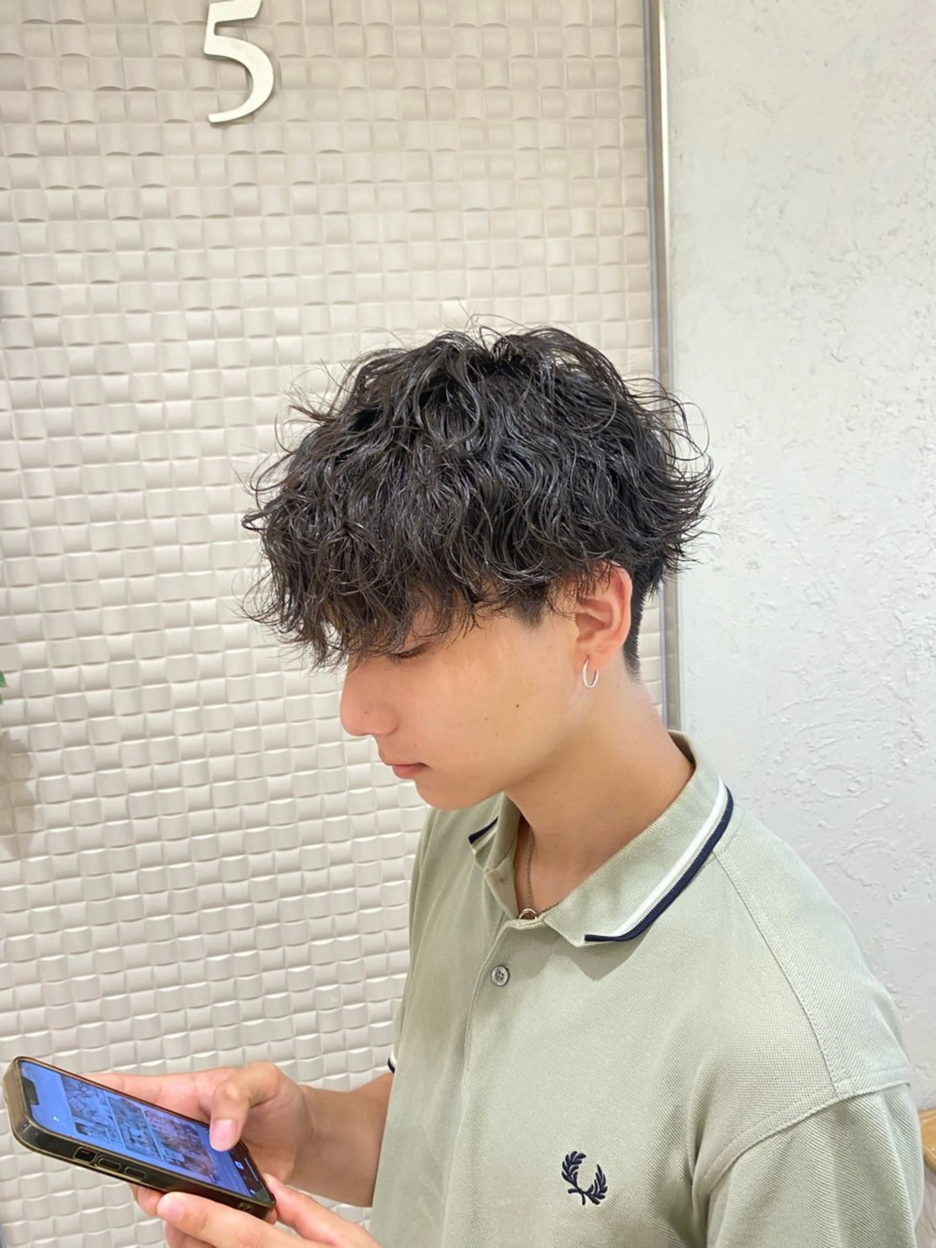 ミディアム パーマ メンズ 波巻きパーマ 新宿スペインカール ヨモギダのヘアスタイル