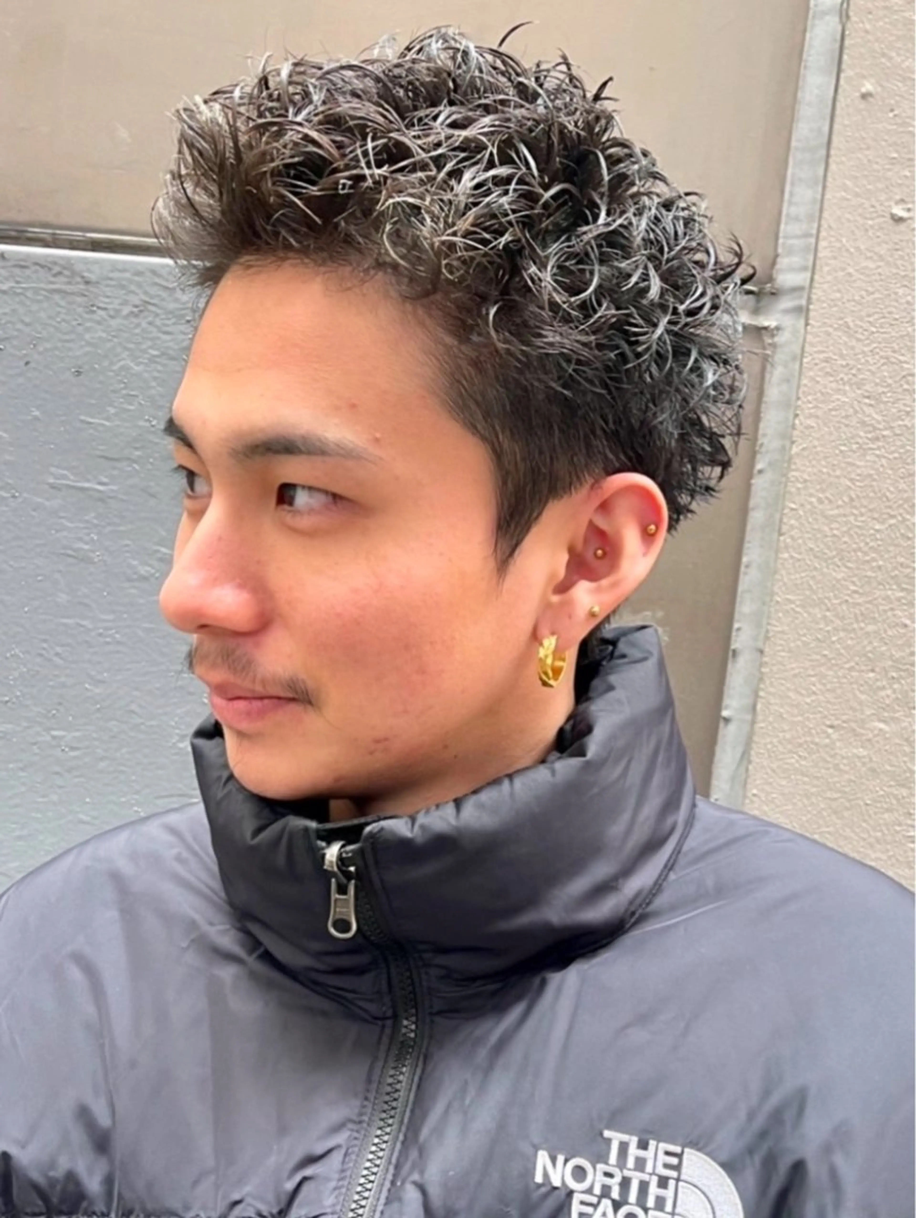 ショート パーマ メンズ ビジネス センターパート フェードカット フェザーパーマ メンズ韓国風 新宿メンズパーマ TAKEのヘアスタイル