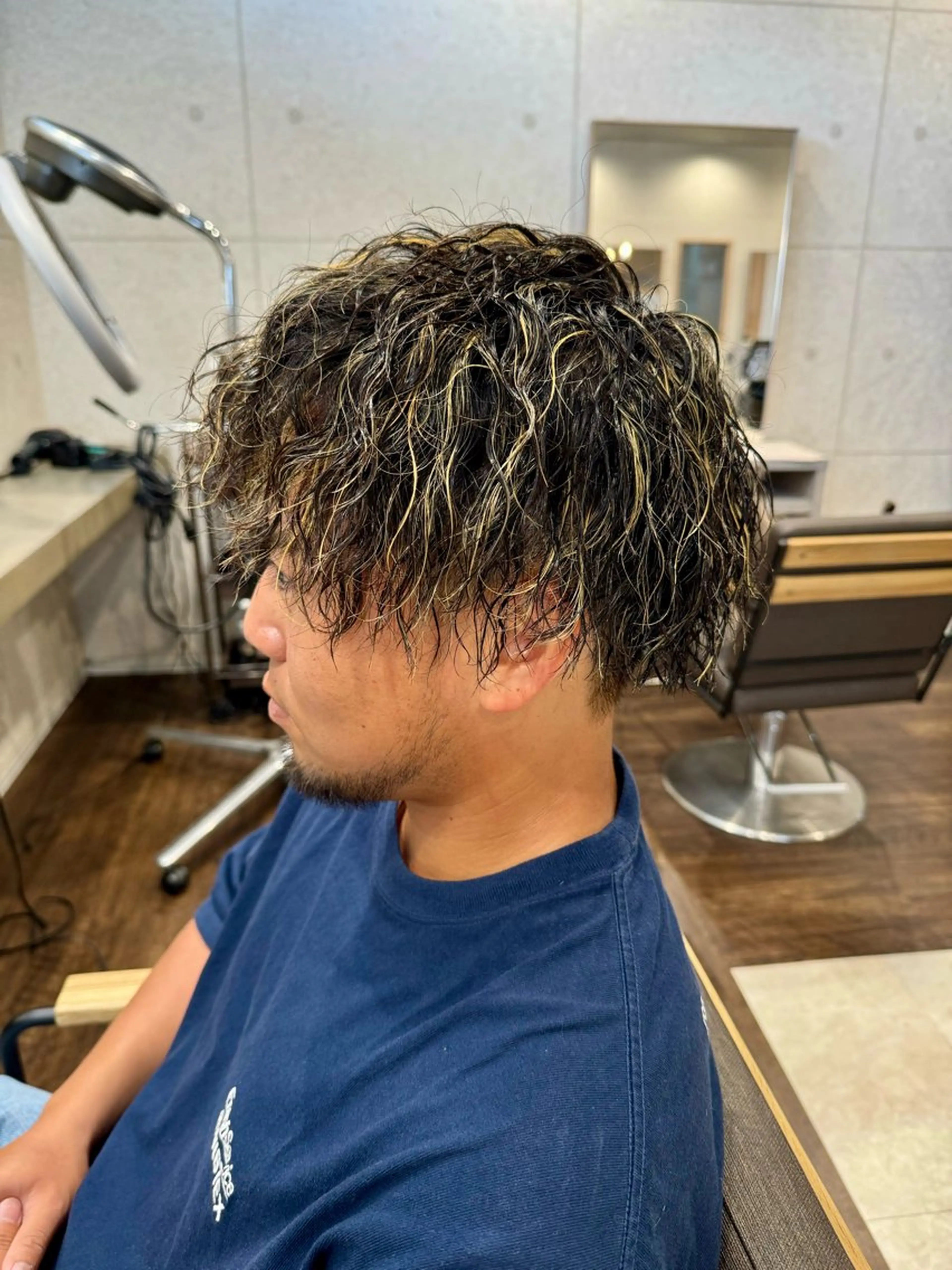 ミディアム メンズ ミディアムパーマ メンズハイライト メンズパーマ ハイライト カット パーマ トリートメント ヘアサロンROY所属・高橋 宏太郎のヘアスタイル