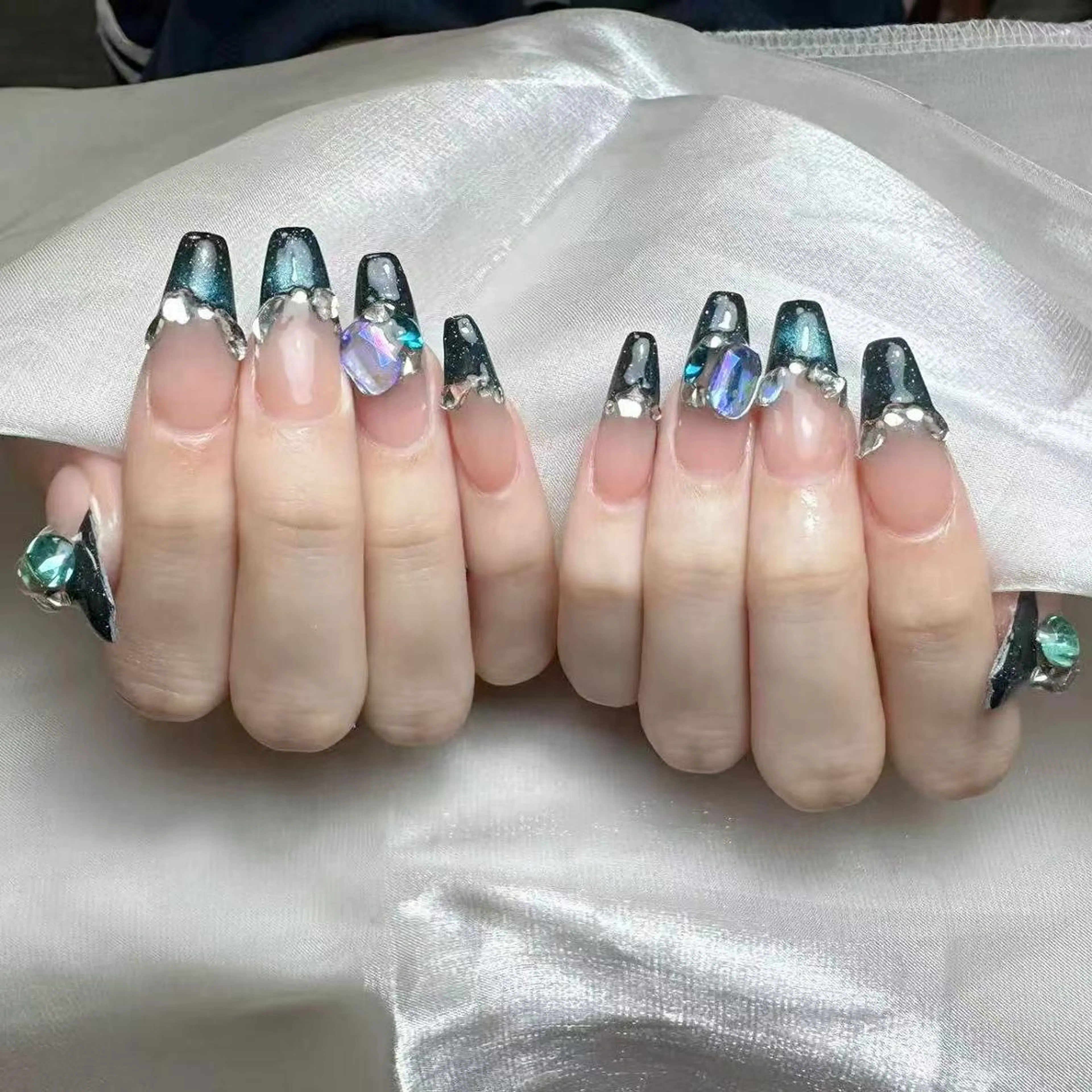 ネイル アートネイル オーロラネイル ガーリー キラキラネイル 韓国ネイル ハンドネイル MI Oのネイルデザイン