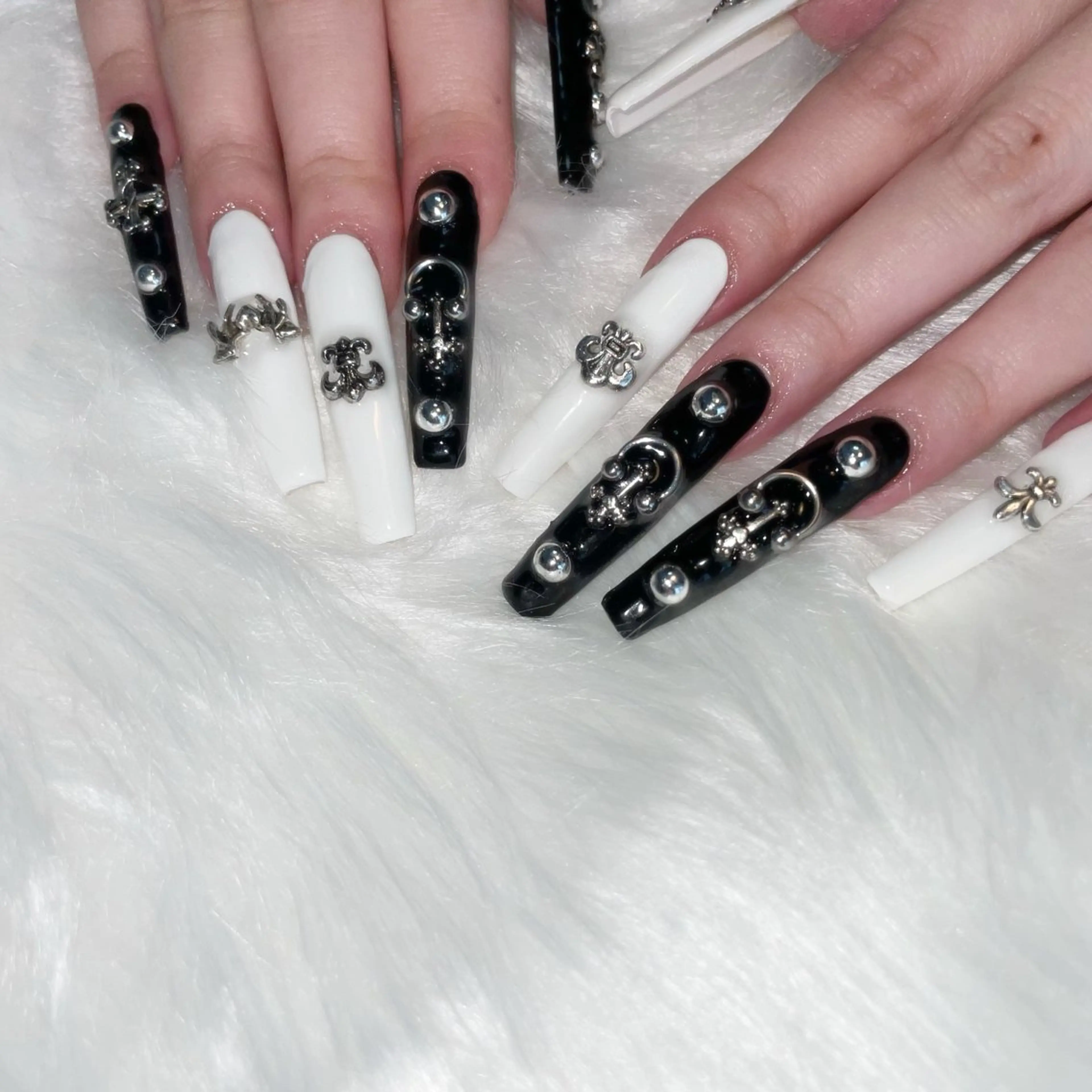 ネイル ハンドネイル ゴテゴテ💙ワンホン リオナのネイルデザイン