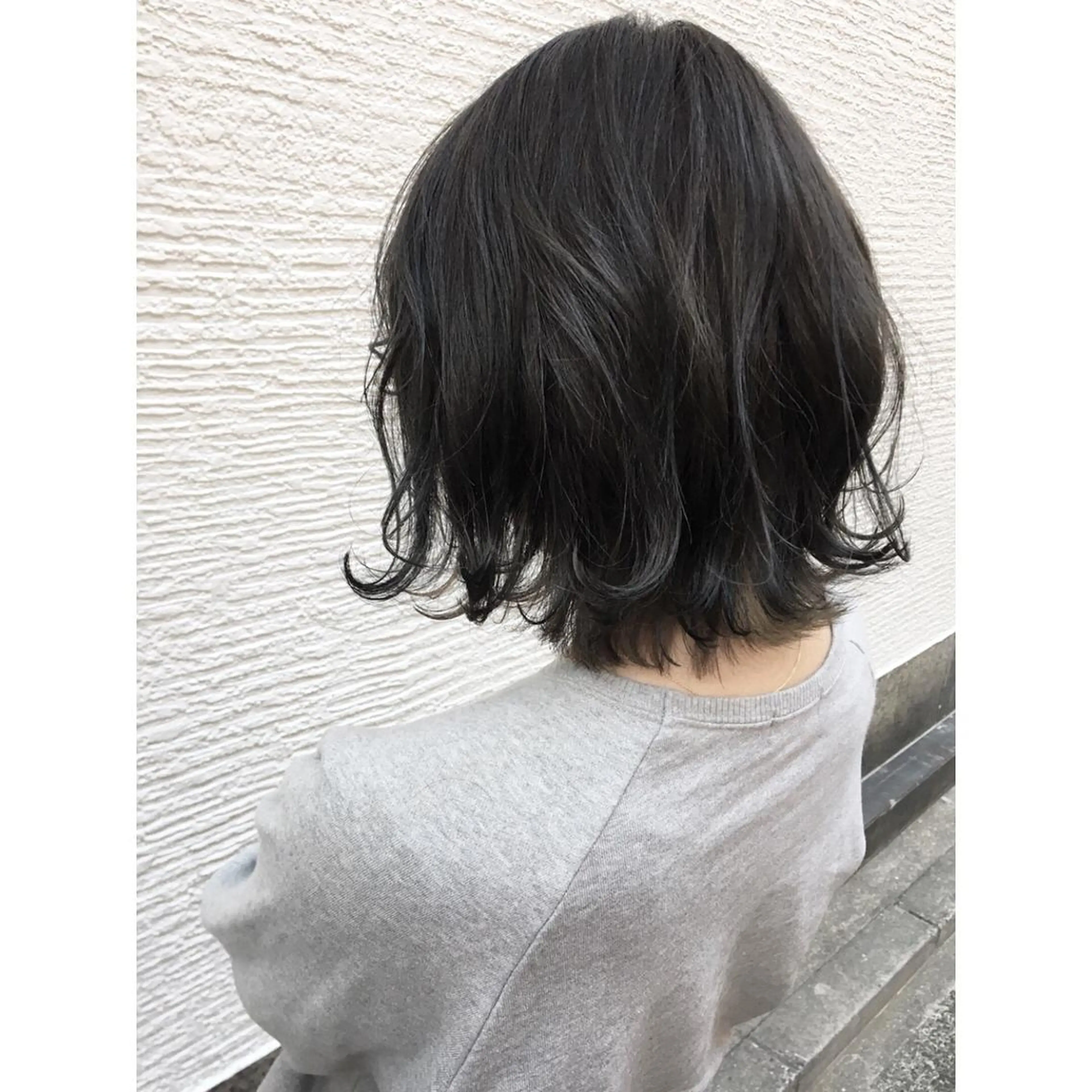 ミディアム カラー アッシュ アッシュグレー インナーカラー OFF YUYAのヘアスタイル