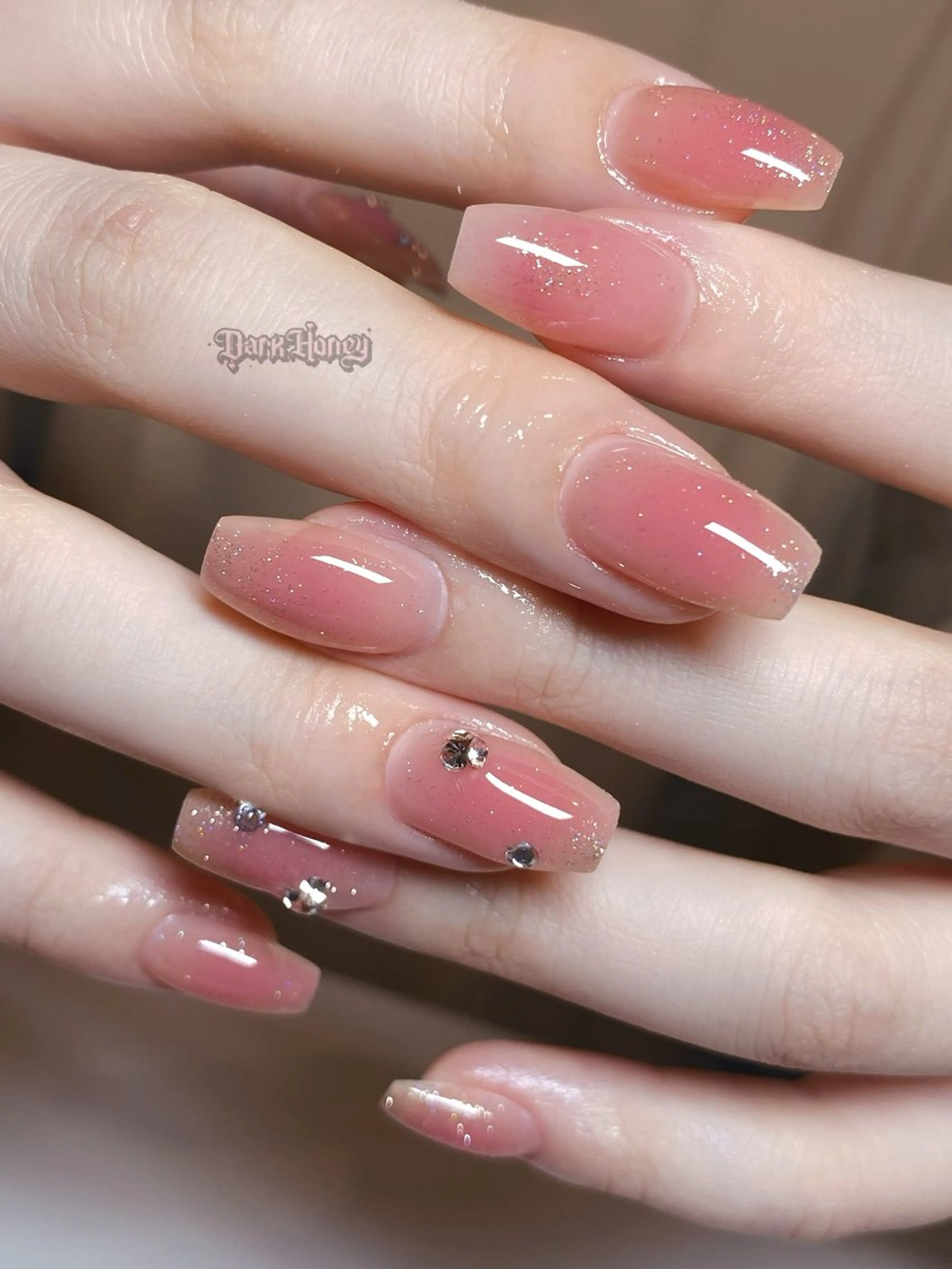 ネイル アートネイル グラデーション ラメ(グリッター) オフィスネイル ピンク ハンドネイル ハンドケア darkhoney 池袋💅のネイルデザイン