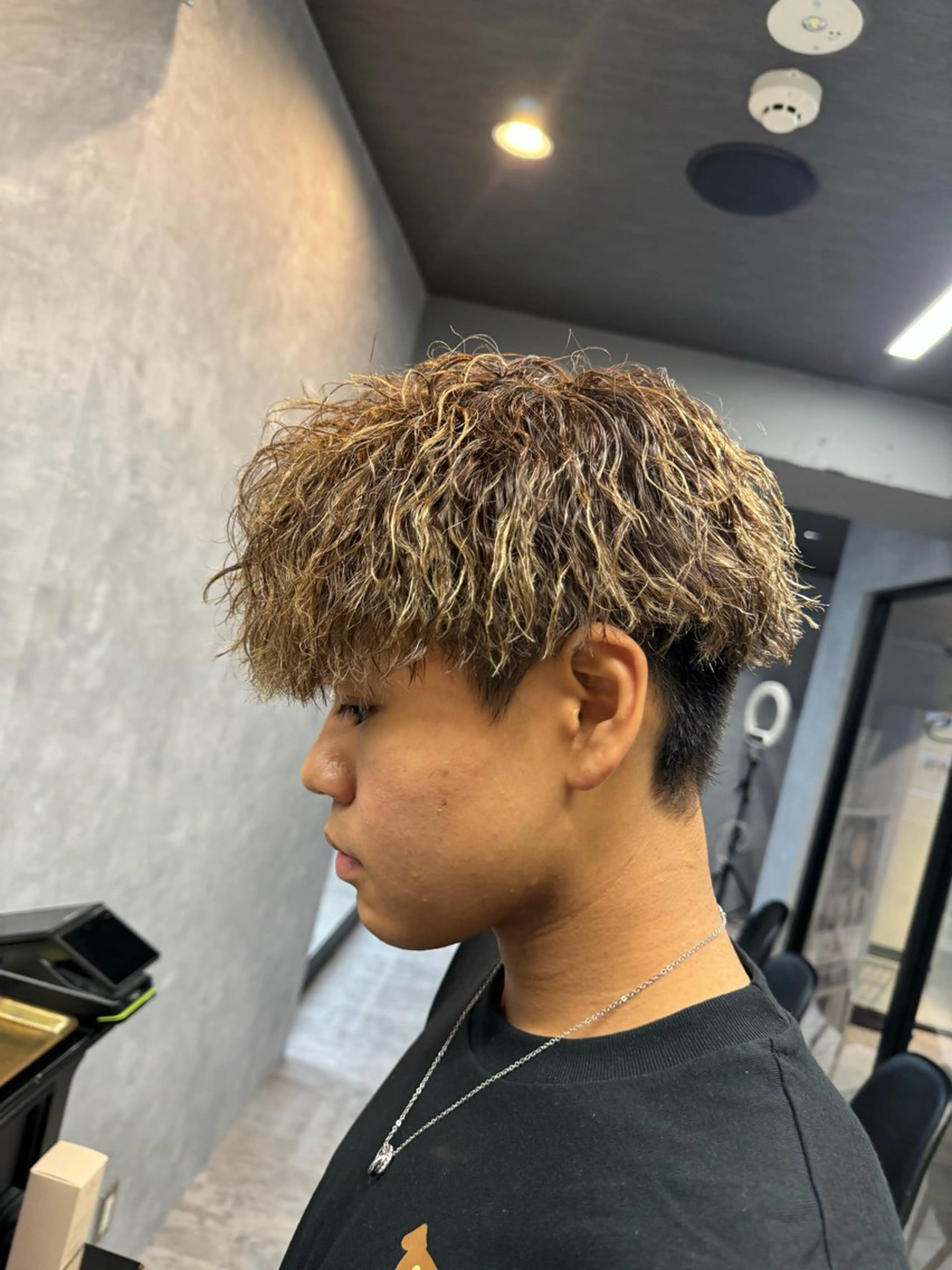 ショート カラー パーマ メンズ メンズブリーチ メンズパーマ ツイストスパイラルパーマ ブリーチ スパイラルパーマ カット パーマ ツイストスパイラル/ メンズ特化/中川誠也のヘアスタイル