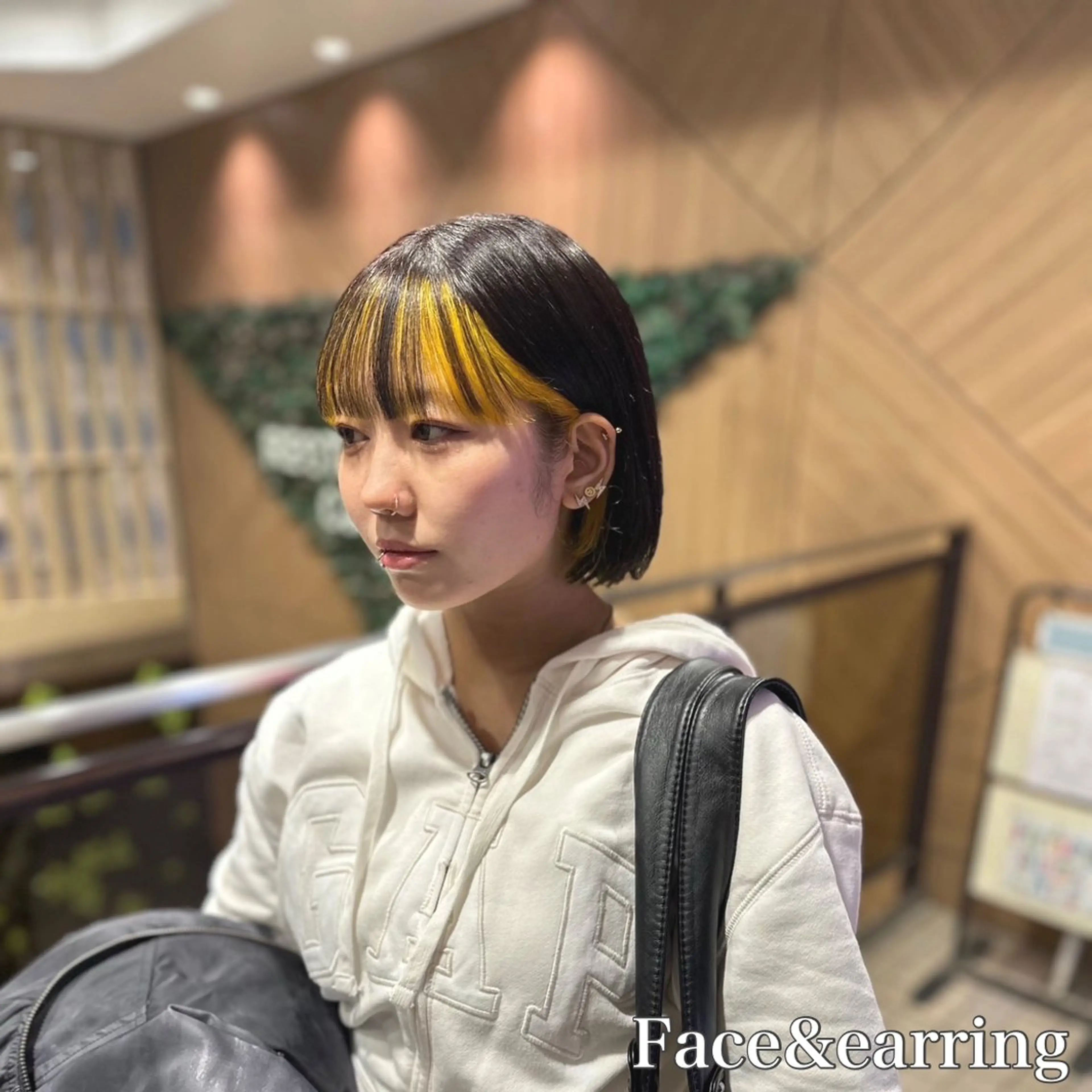 ミディアム カラー デザインカラー 🩵ダメージレス艶感 ハイトーン🩷のヘアスタイル