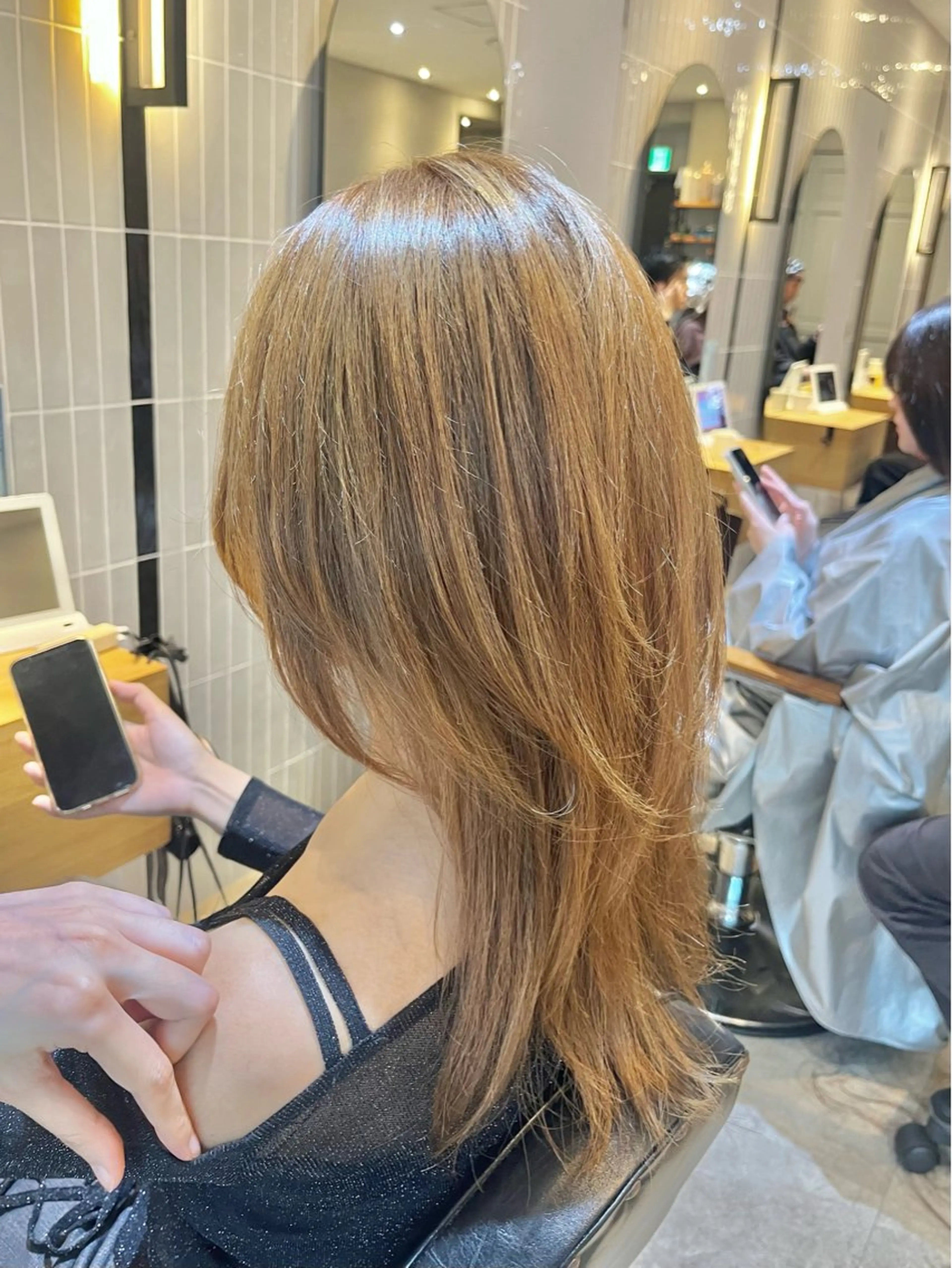 セミロング カラー ハイレイヤー レイヤーカット ラフィスヘアードープ所属・レイヤーと透明感の アユカ 髪質改善のヘアスタイル