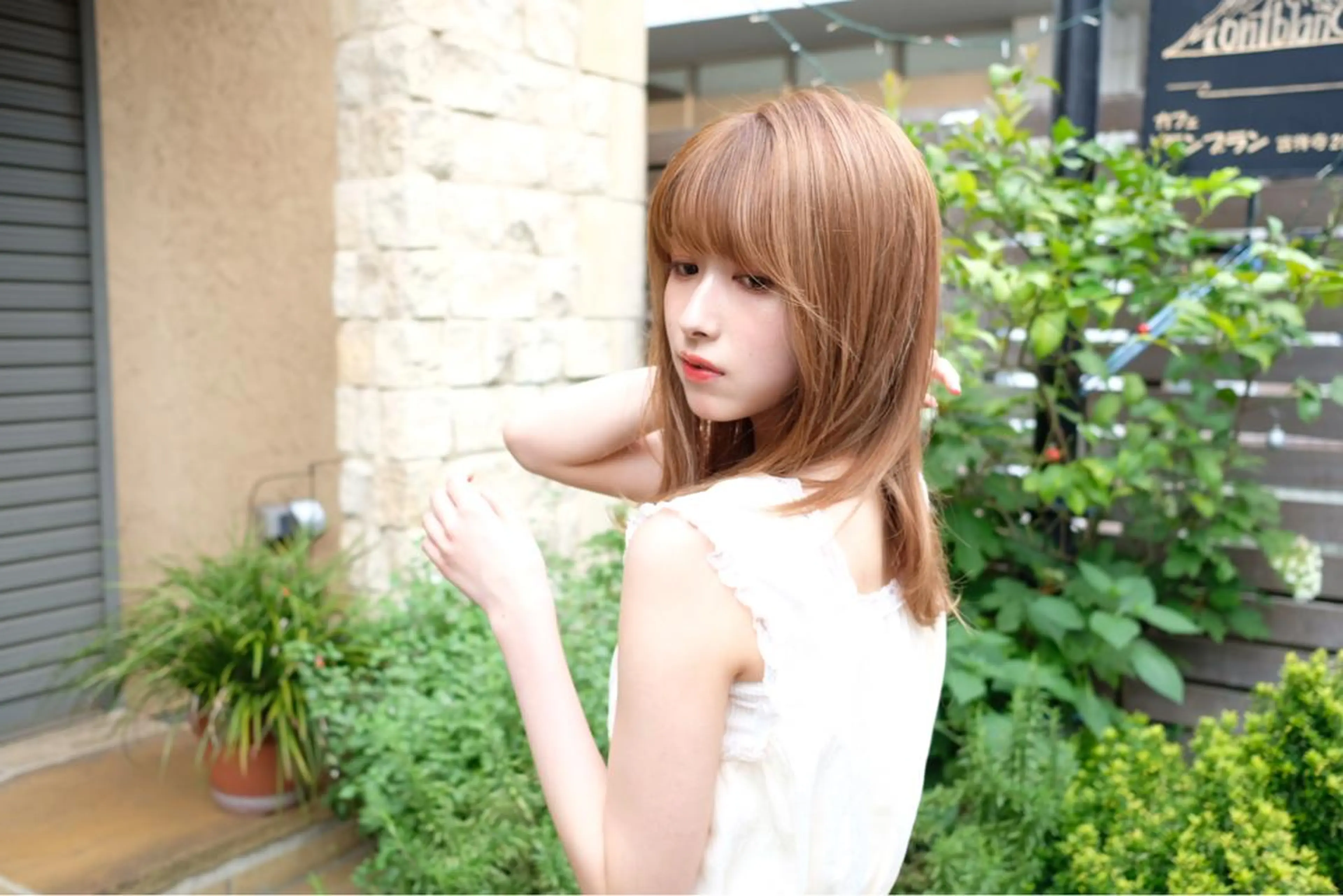 セミロング レイヤーカット、 大人可愛い　中村美羅のヘアスタイル