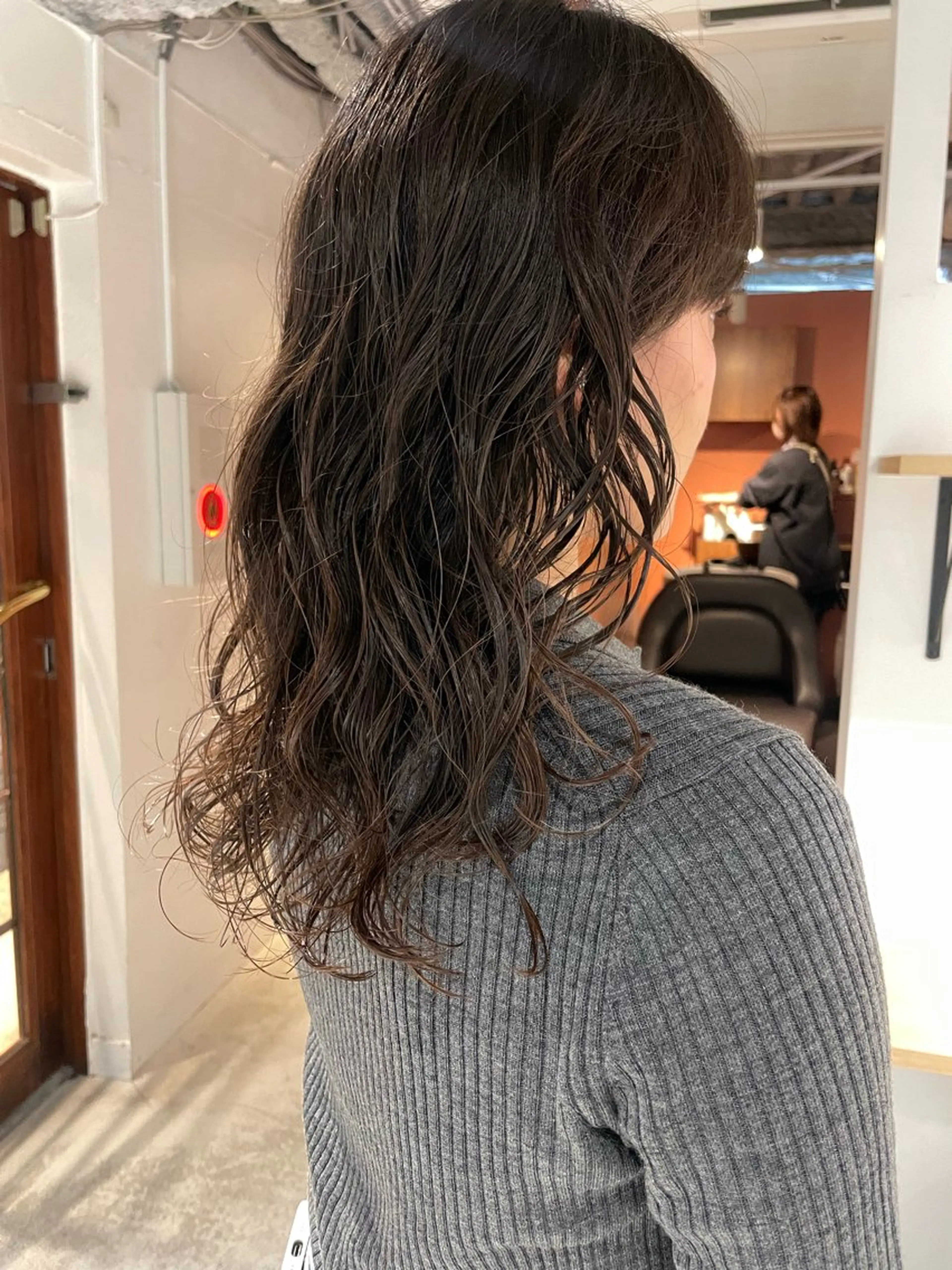 ミディアム カラー パーマ ミディアムパーマ ベージュカラー ブリーチ ブリーチなしカラー カット ヘアカラー パーマ トリートメント レイヤーカット× パーマ|hinakoのヘアスタイル
