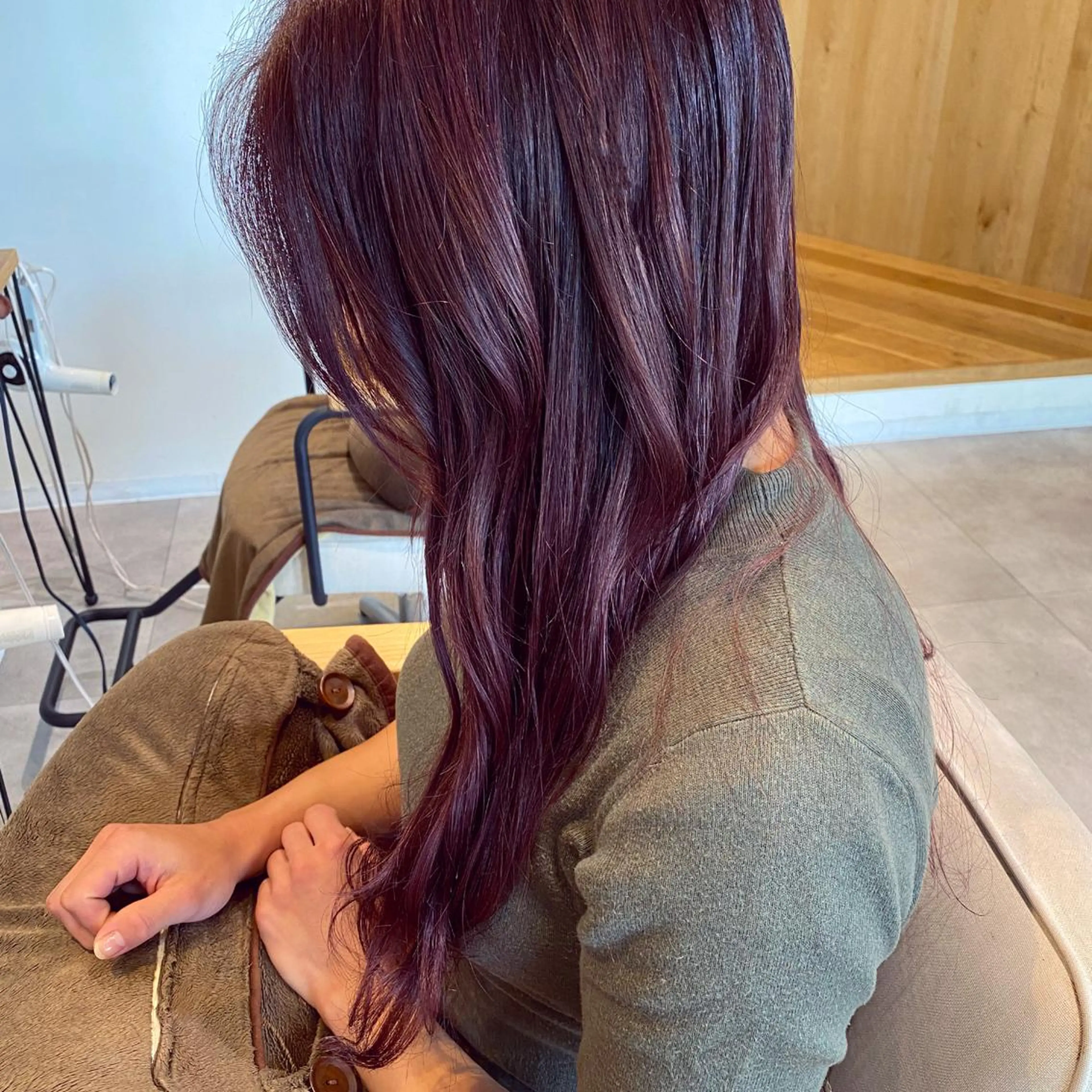 ロング カラー カシス ピンクカラー カット ヘアカラー 南上 野々佳のヘアスタイル