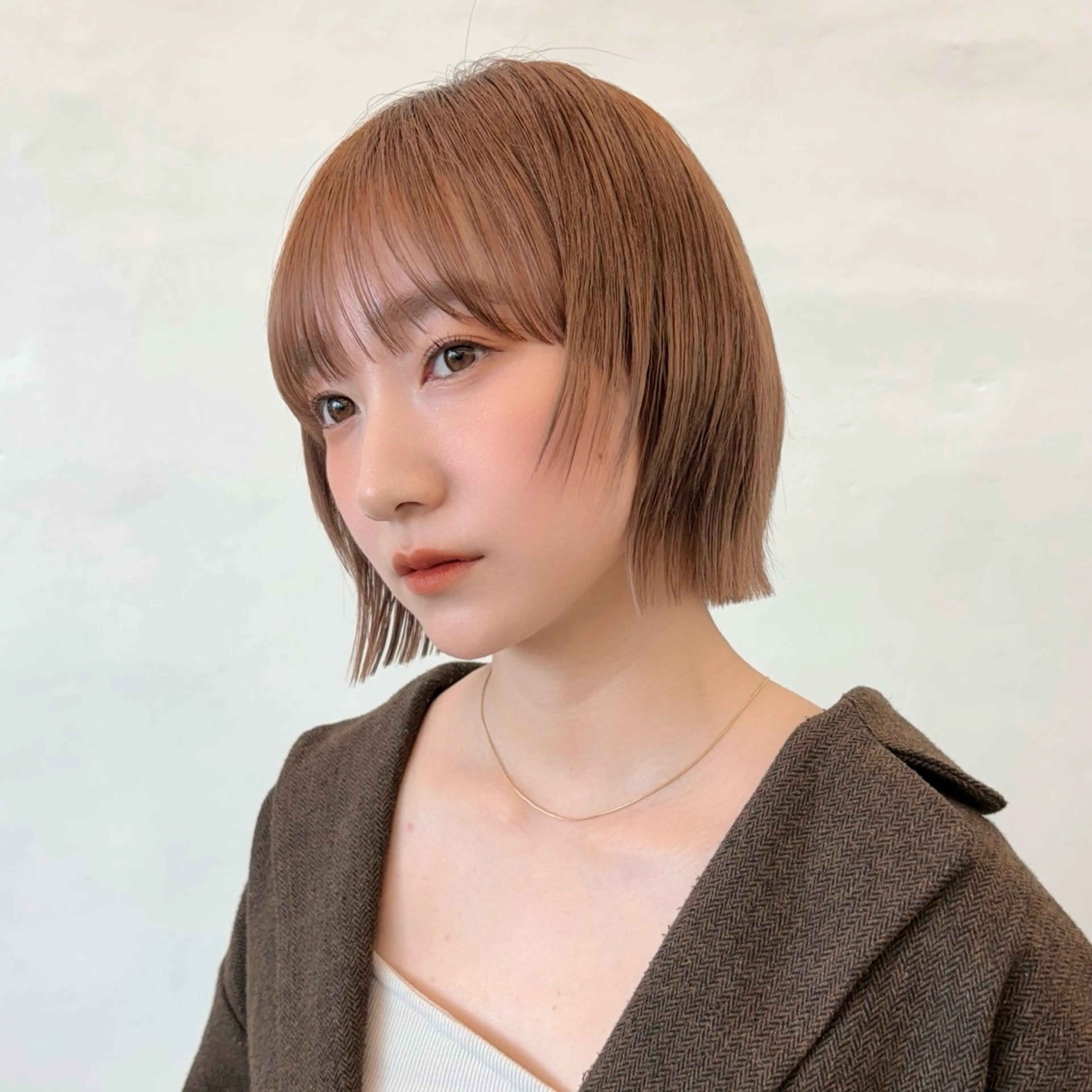 ショート カラー ヘアアレンジ ベージュカラー ブリーチ ミルクティーベージュ ボブ 外ハネヘア 🌱ボブ/レイヤー/ ベージュ/あやみ✨のヘアスタイル