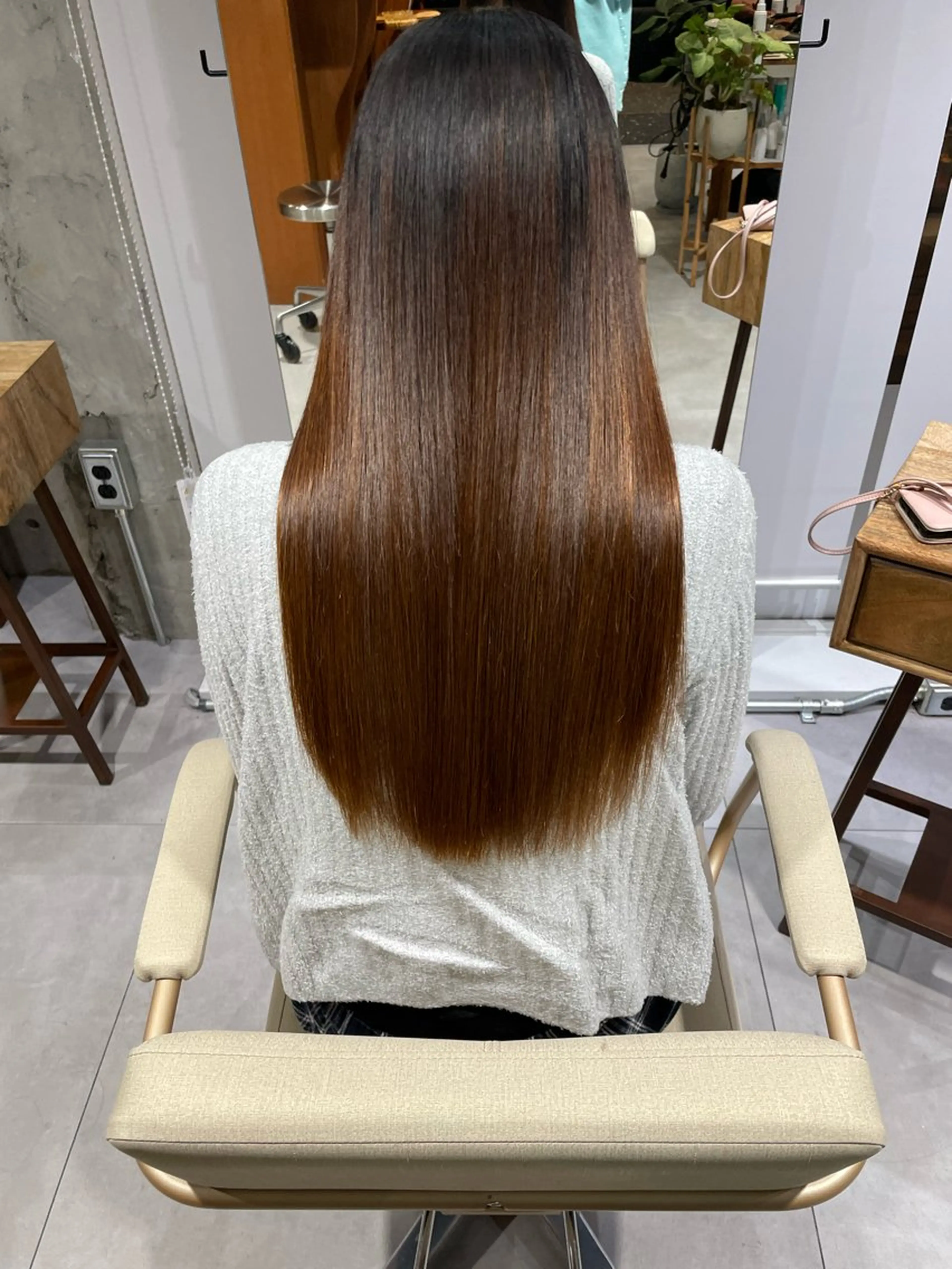 ロング esse大阪茶屋町店所属・レイヤーカット 新井田陽寿のヘアスタイル