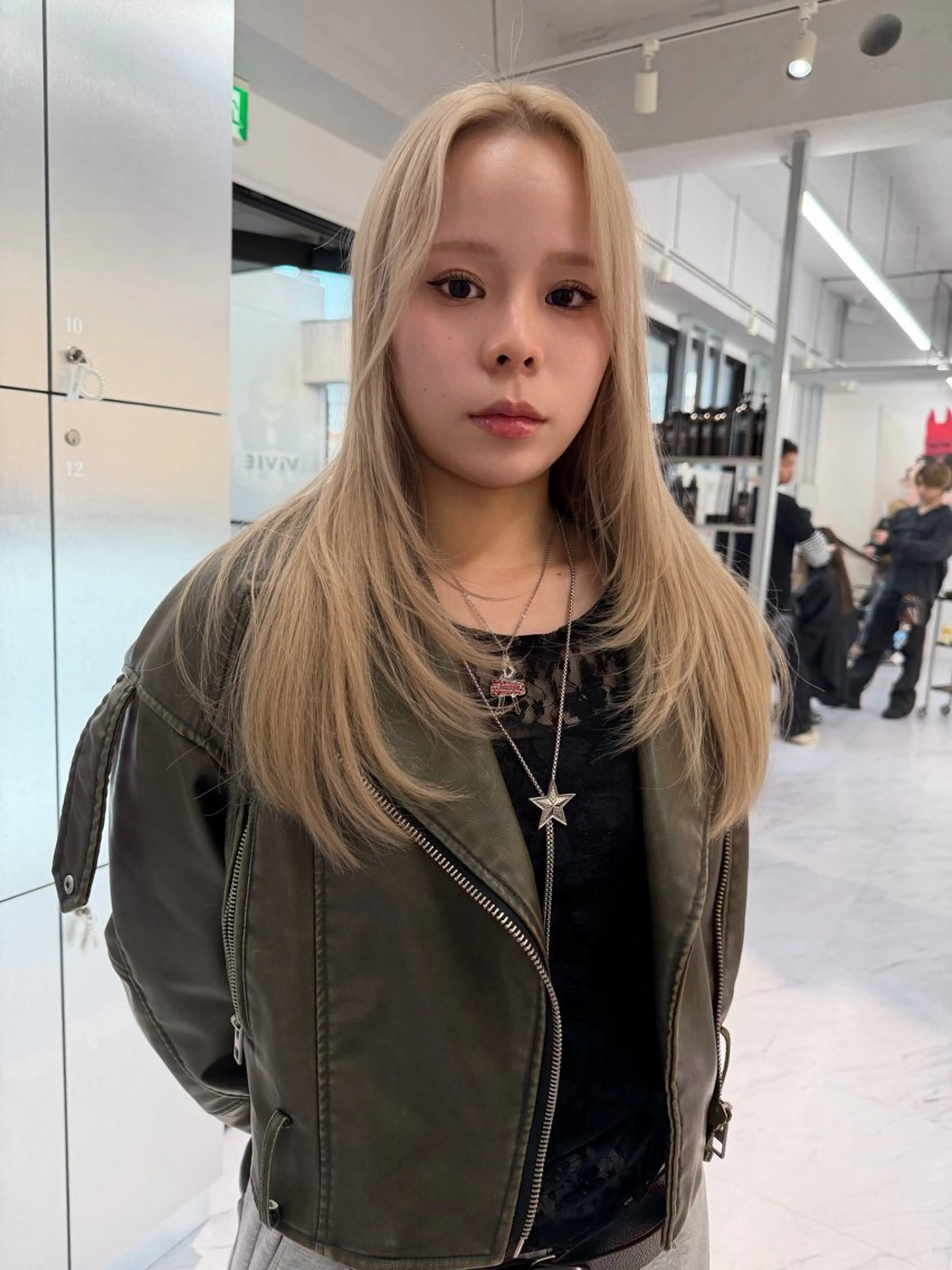 ロング カラー ベージュカラー ブリーチ ブロンド ケアブリーチ デザインカラー カット ヘアカラー トリートメント TATSU ミルクティーベージュのヘアスタイル