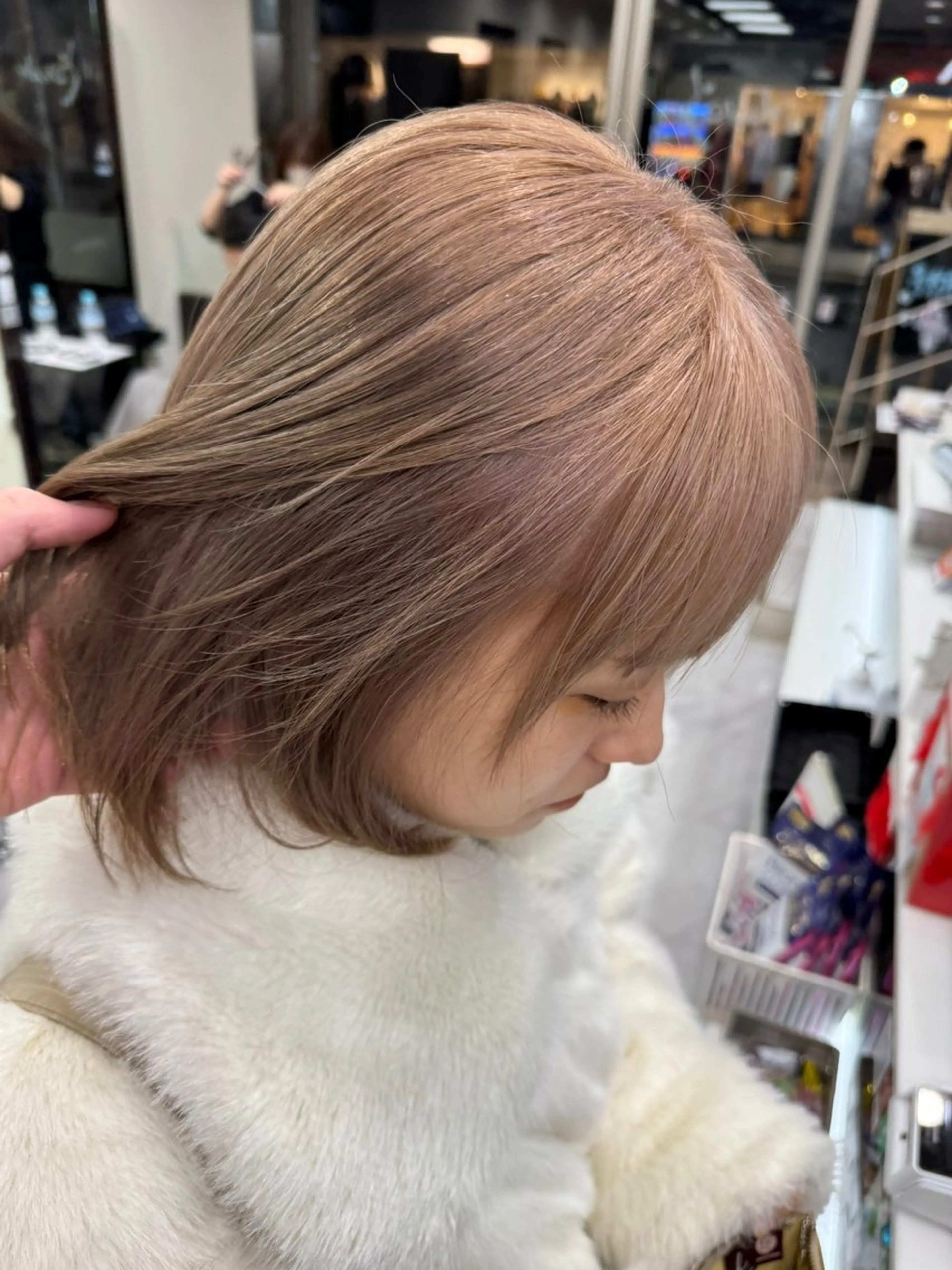ミディアム カラー ヘアアレンジ 切りっぱなしボブ ベージュカラー ブリーチ デザインカラー ダブルカラー カット ヘアカラー トリートメント 目黒 碧人のヘアスタイル