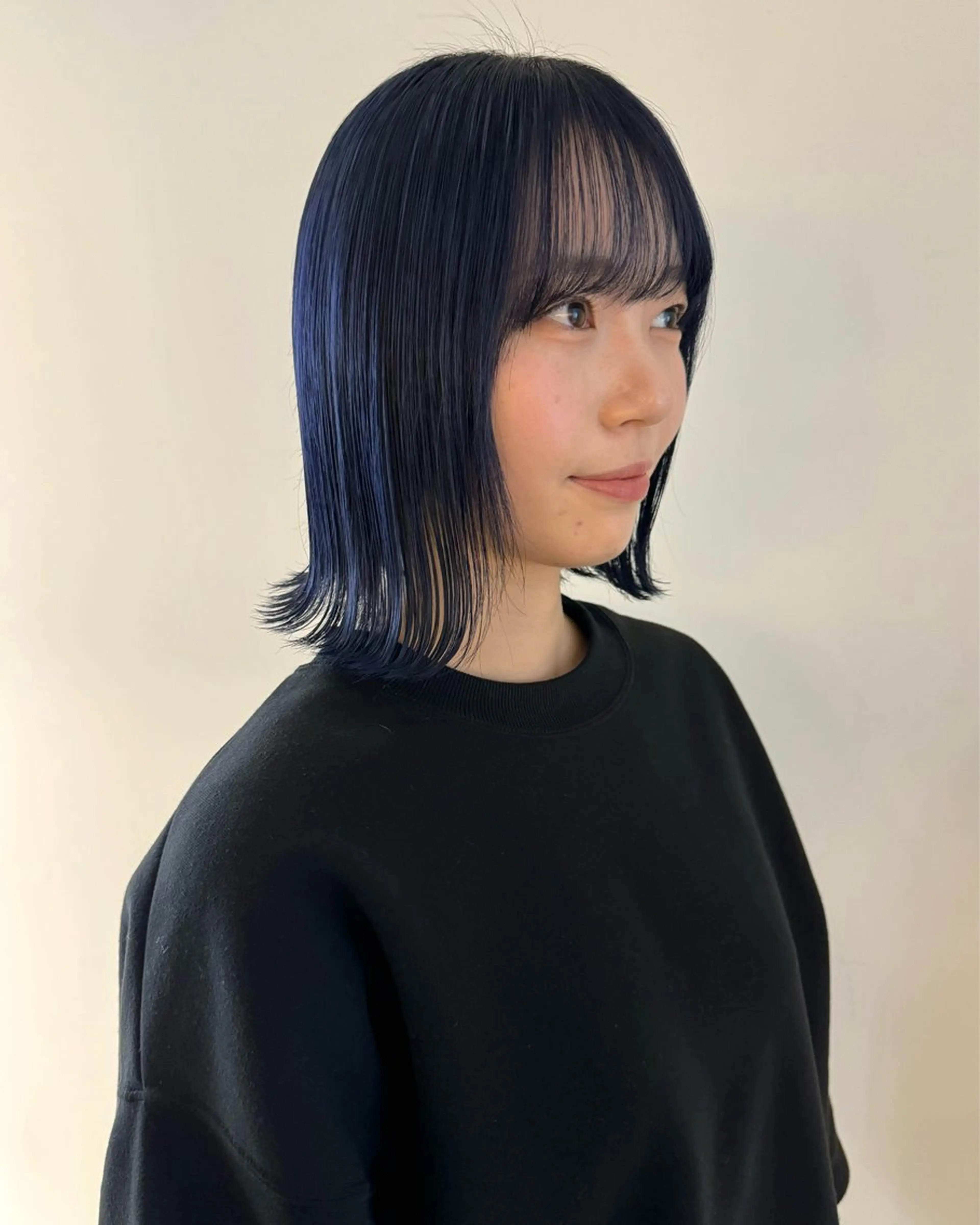 ショート カラー ブリーチ ハイトーンカラー ネイビーカラー ボブ カット ヘアカラー トリートメント RAIMA ハイトーンレイヤーのヘアスタイル