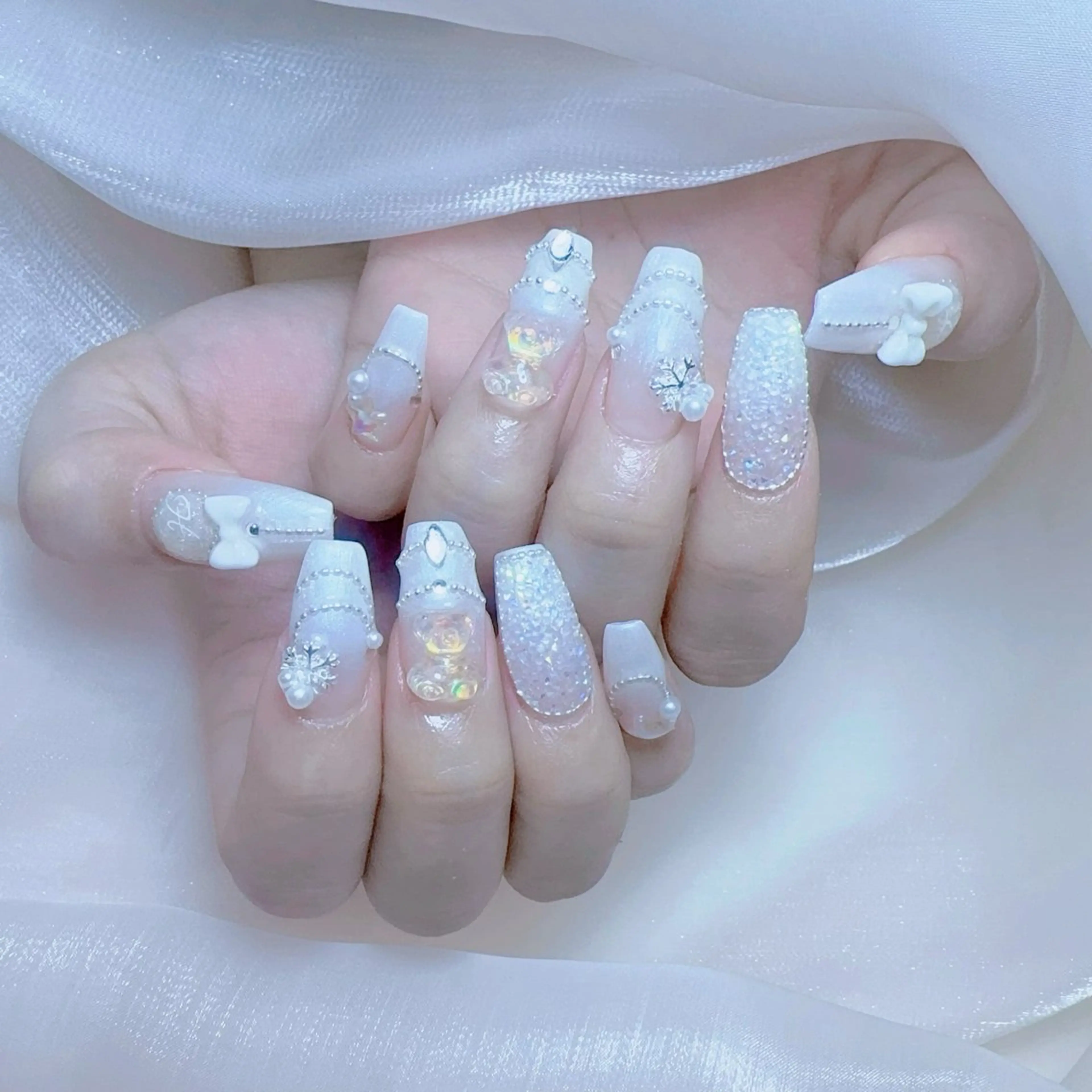 ネイル チークネイル ガーリー キラキラネイル 韓国ネイル リボン ハンドネイル princess スカルプ専門店のネイルデザイン