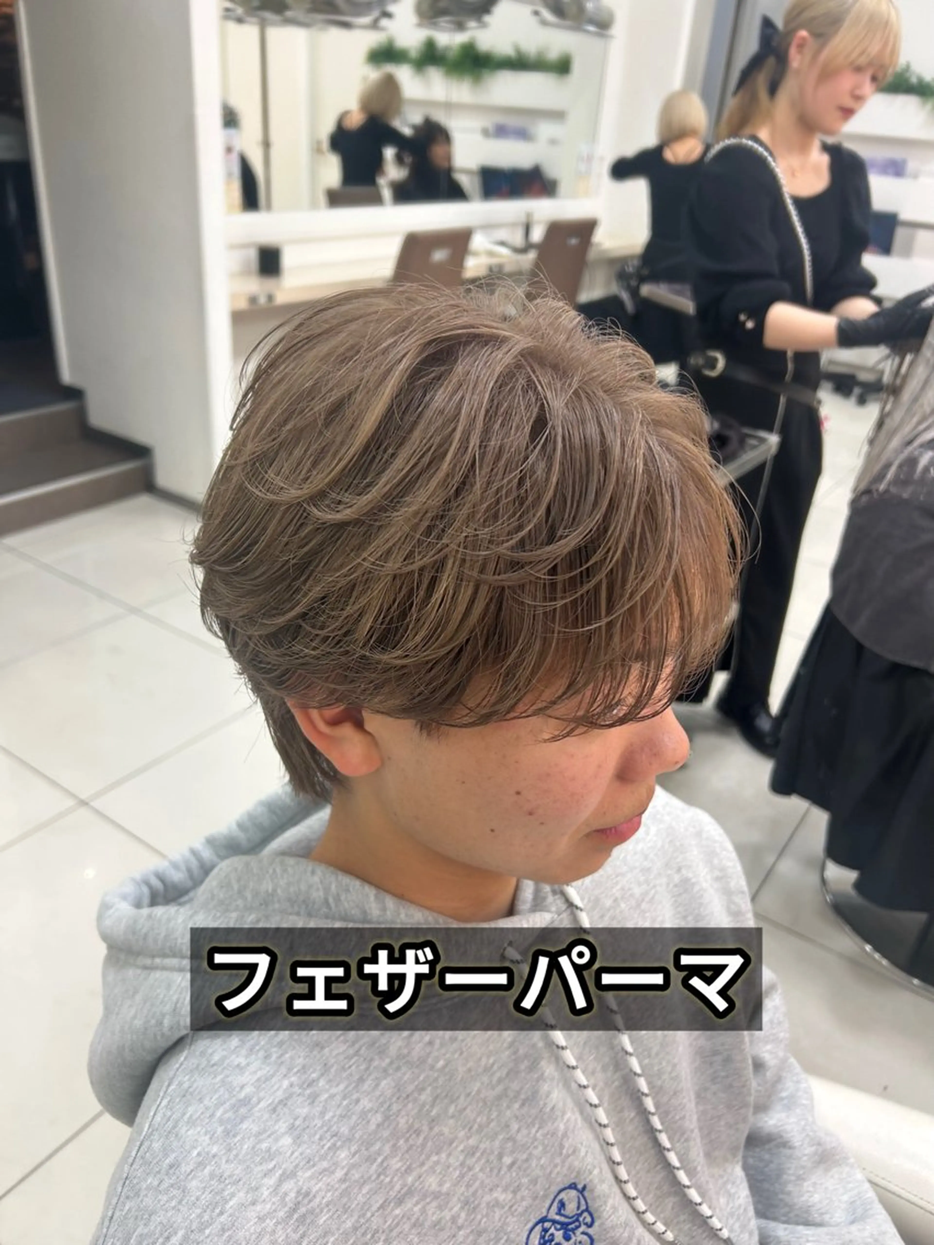 ショート カラー パーマ メンズ センターパート フェードカット フェザーパーマ カルマパーマ マッシュ カット パーマ トリートメント 髪質改善/艶カラー/ メンズパーマ/鈴木のヘアスタイル