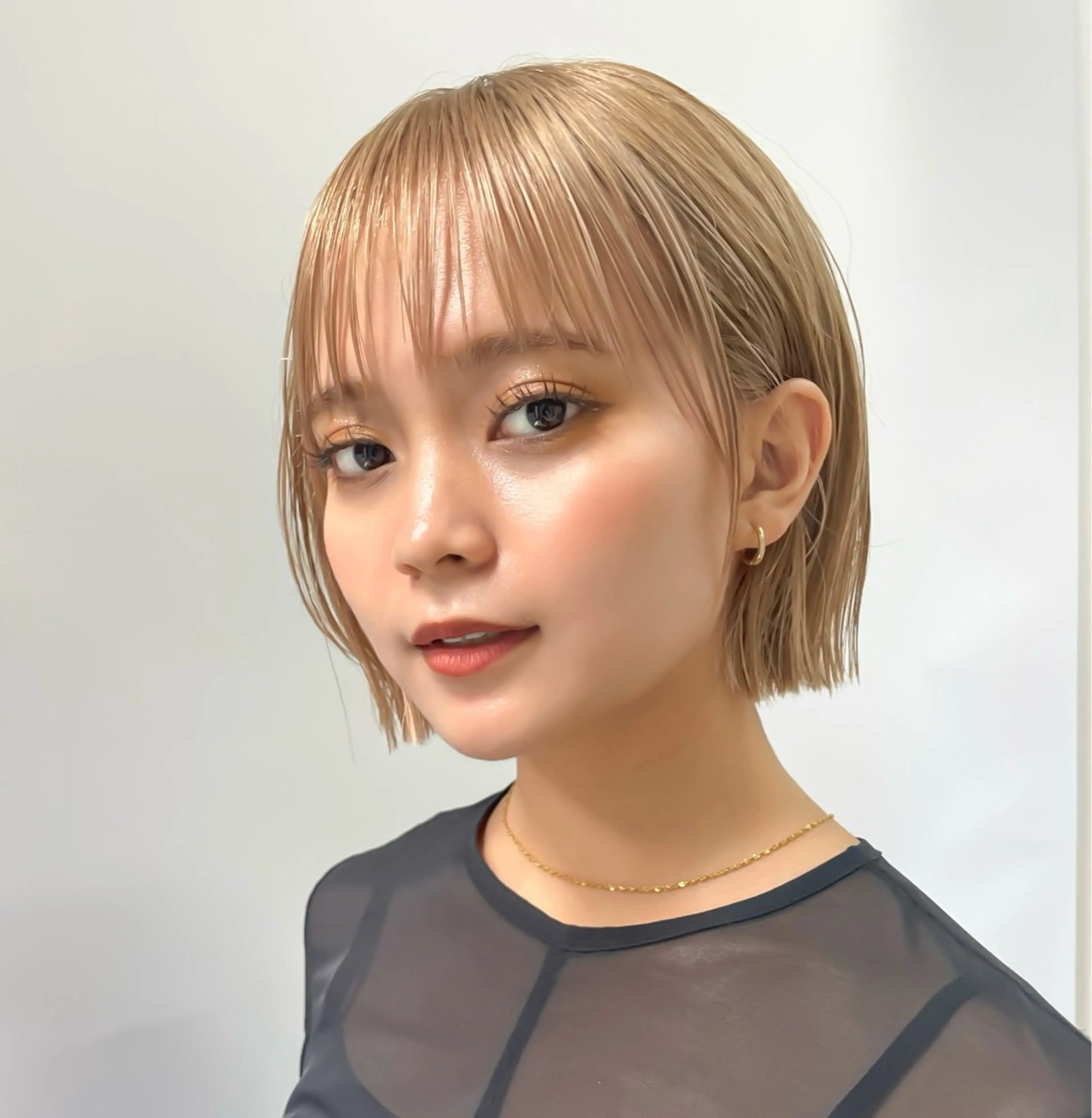 ショート カラー 切りっぱなしボブ 抜きっぱなしブロンド ボブ 顔まわりレイヤー 顔周りカット mee.表参道所属・ボブ/ショート /パーマ/shinのヘアスタイル