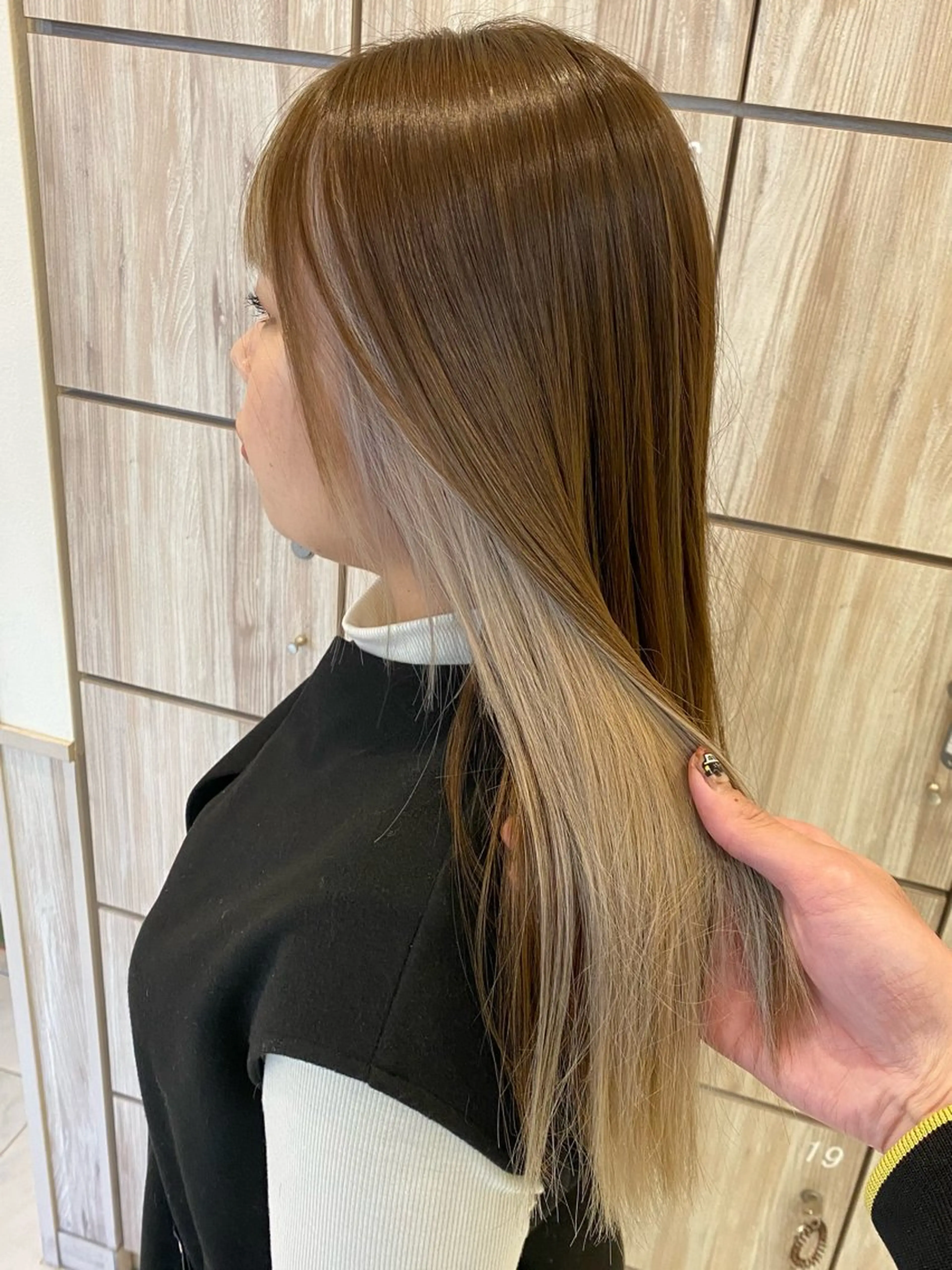 ロング カラー ベージュカラー ブリーチ ケアブリーチ イヤリングカラー インナーカラー 山脇 聖竜のヘアスタイル