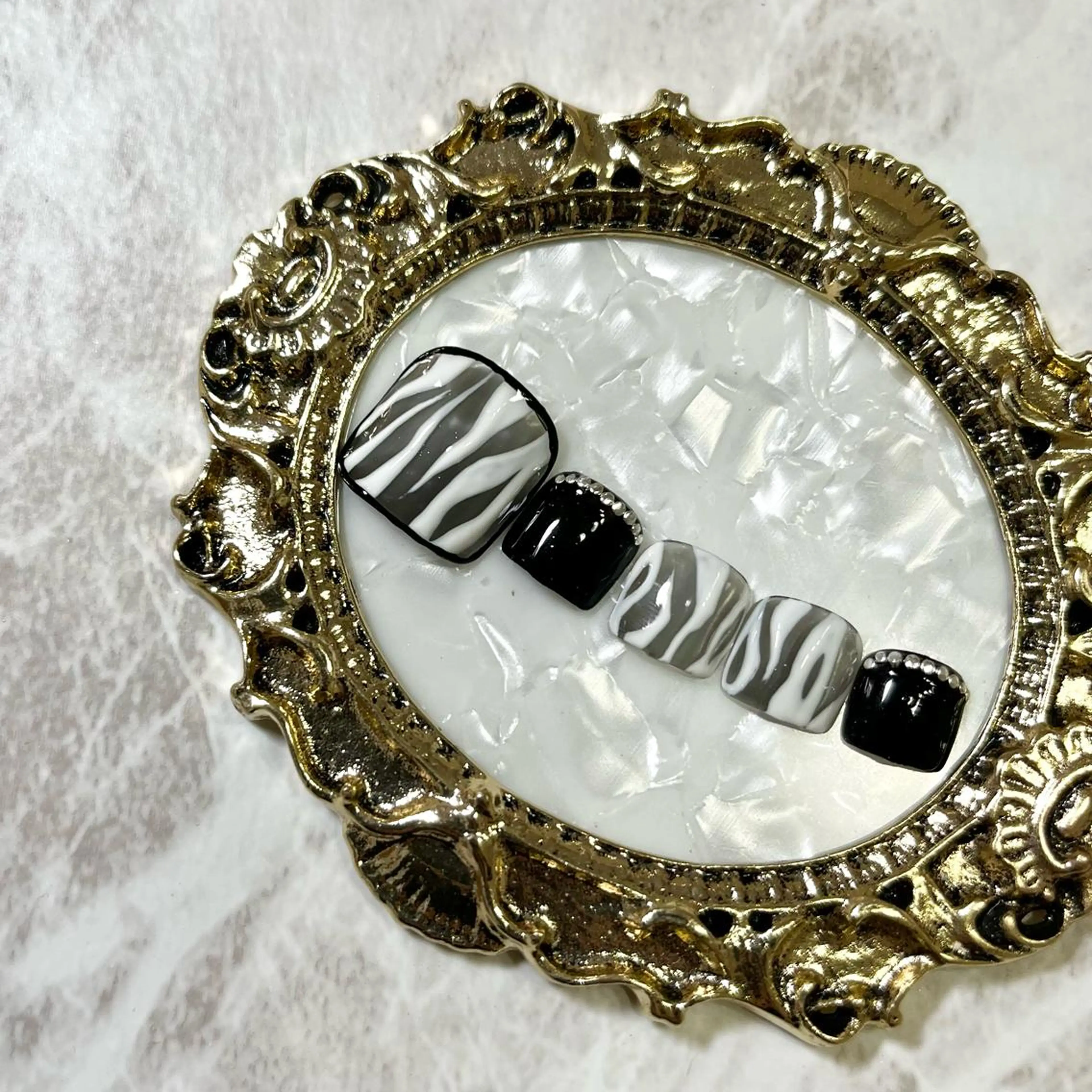 ネイル フットネイル フレンチネイル ジェルネイル ラメ(グリッター) ラメグラデーション NEO Beauty Salon所属・𝐍𝐄𝐎 𝐉𝐔𝐑𝐈のネイルデザイン