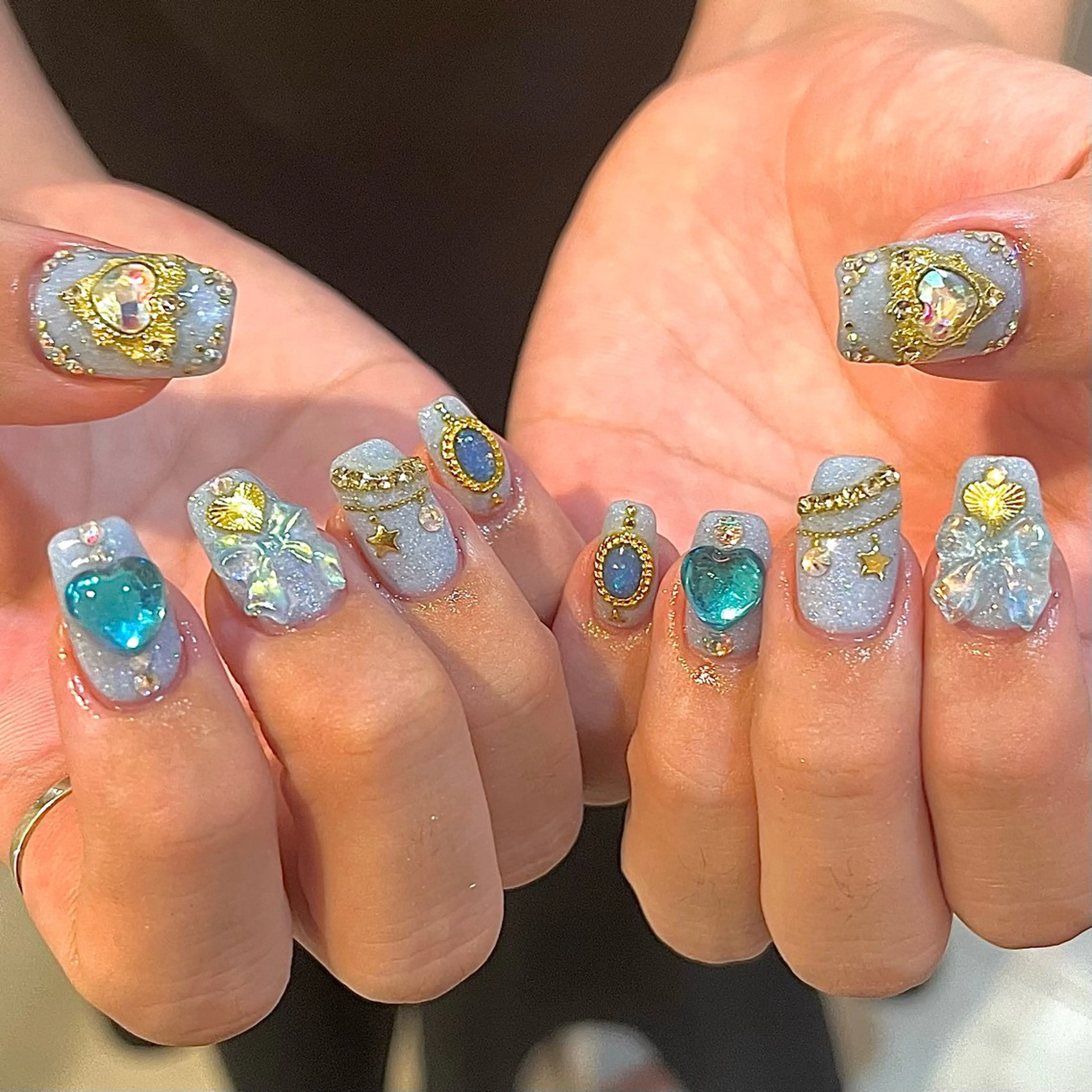 ネイル ブルー グラデーション キラキラネイル リボン ハンドネイル para ☀︎ sol by BECK所属・Para Sol nail　Maoのネイルデザイン