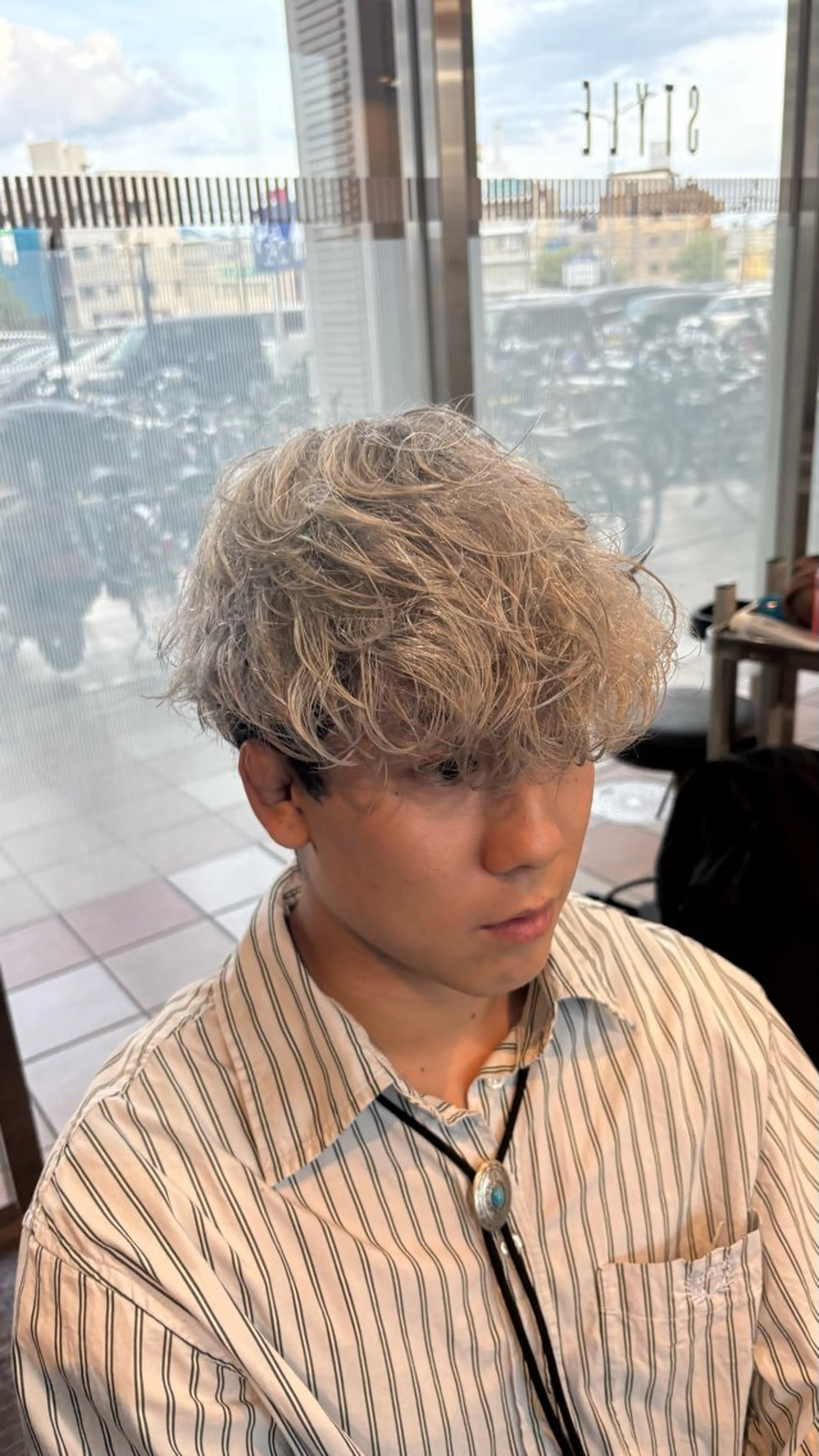 ショート カラー メンズ スペインカール シルバー ホワイトシルバー カット ヘアカラー STYLE所属・山本 勝巳のヘアスタイル