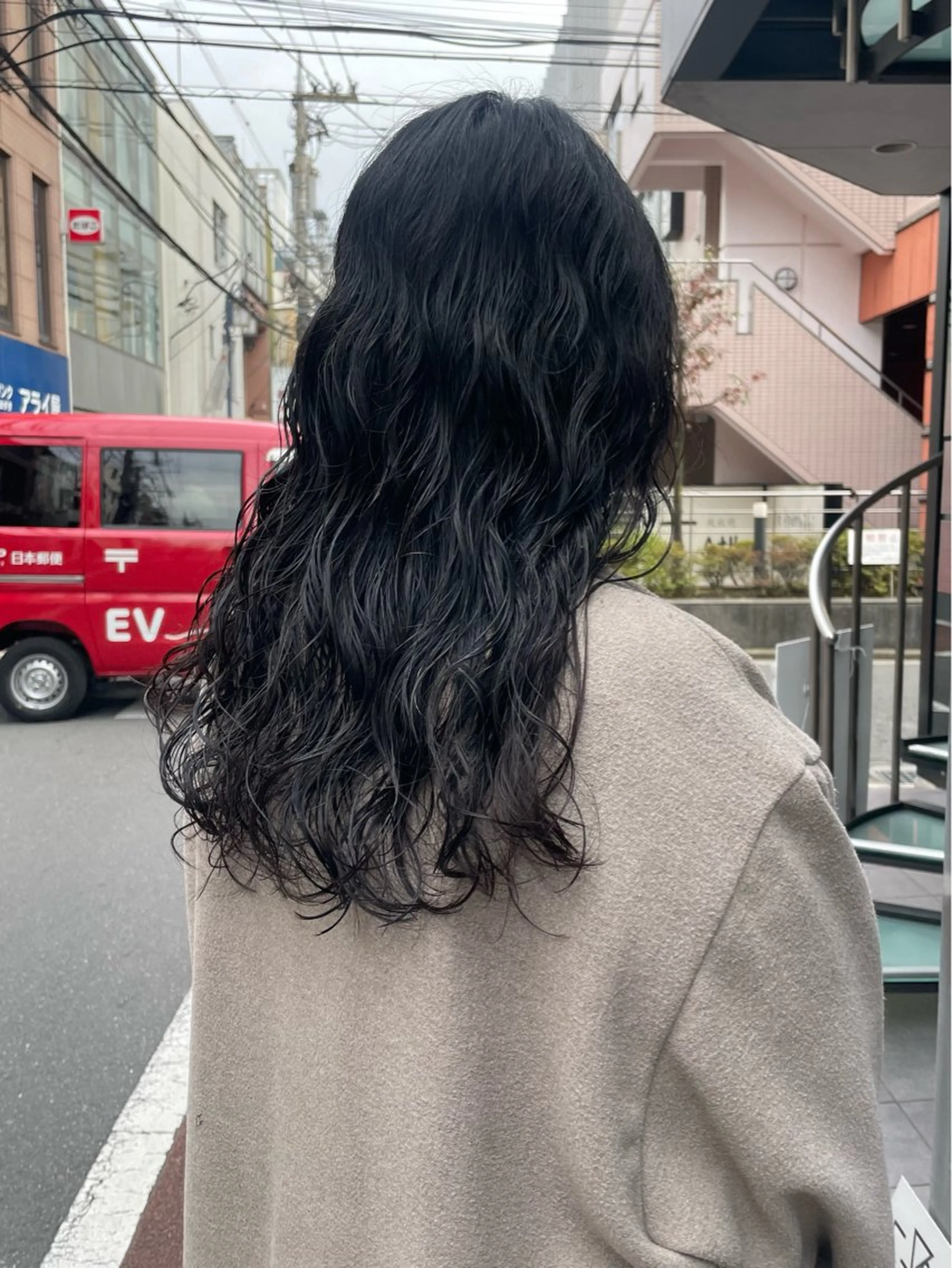 ミディアム カラー パーマ ミディアムパーマ ニュアンスパーマ カット ヘアカラー パーマ トリートメント レイヤーカット× パーマ|hinakoのヘアスタイル