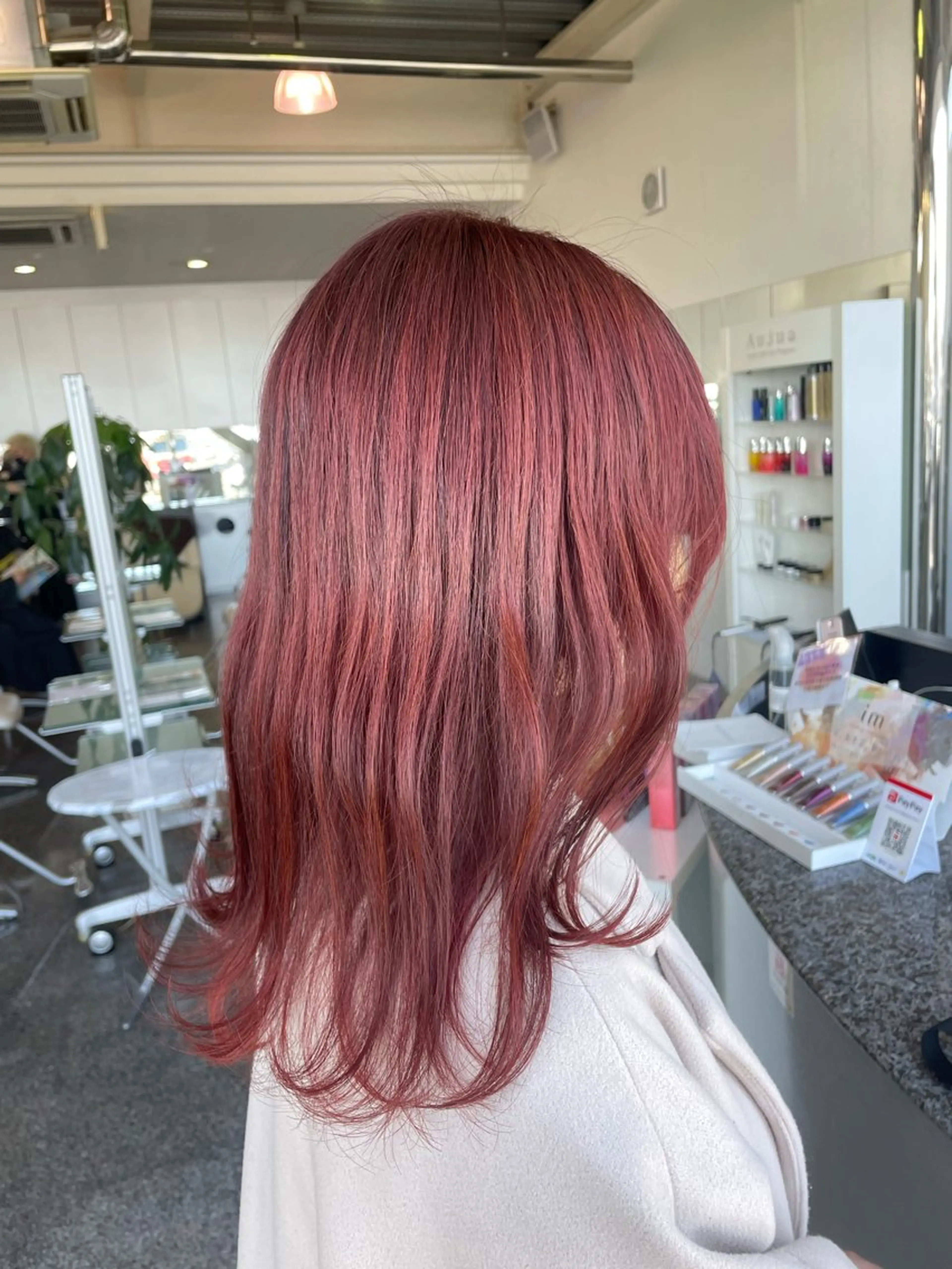 セミロング カラー ブリーチ ボルドーカラー ブリーチなしカラー ハイトーン、ブリーチ 🤍足立里湖のヘアスタイル