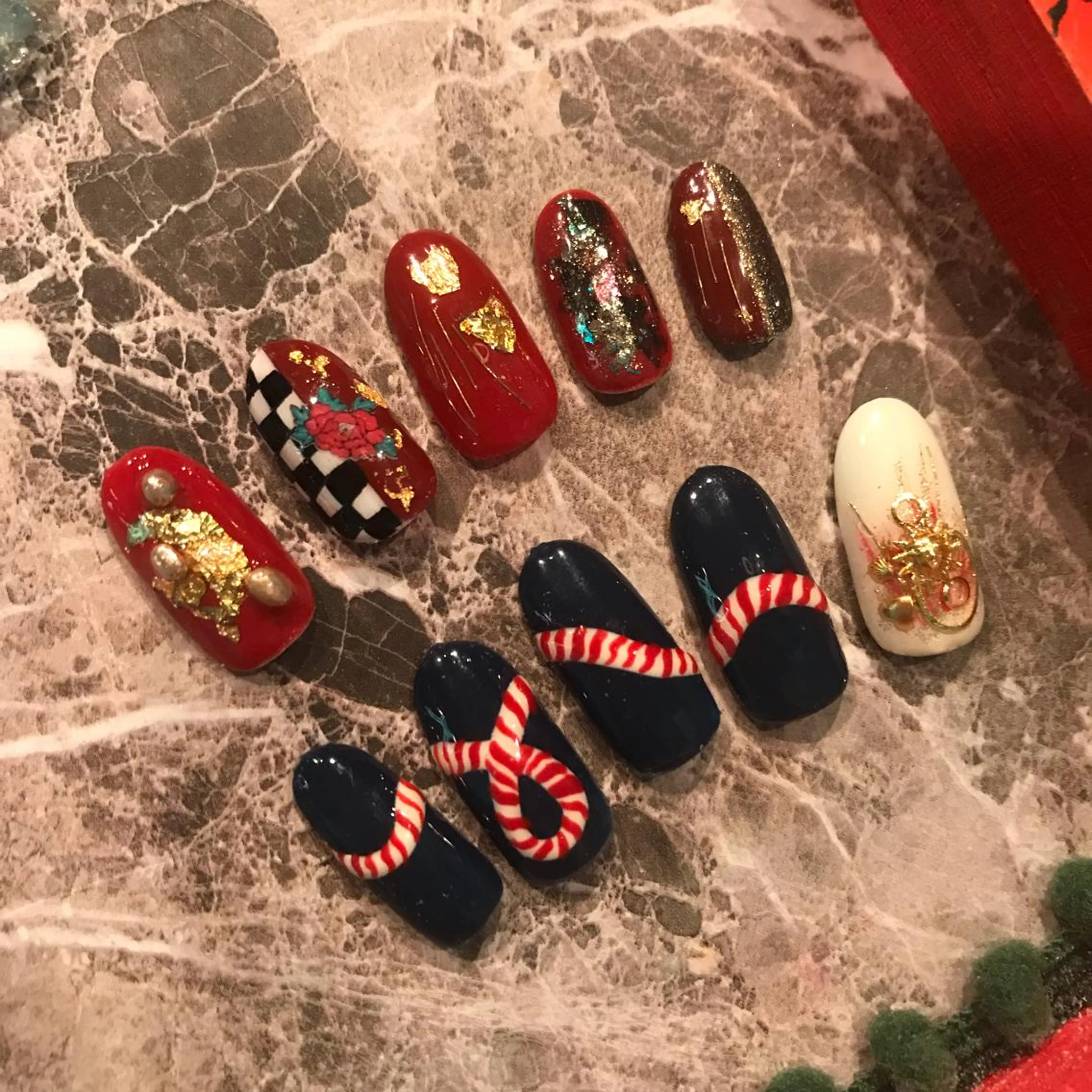 ネイル ハンドネイル キラキラ オメメのネイルデザイン