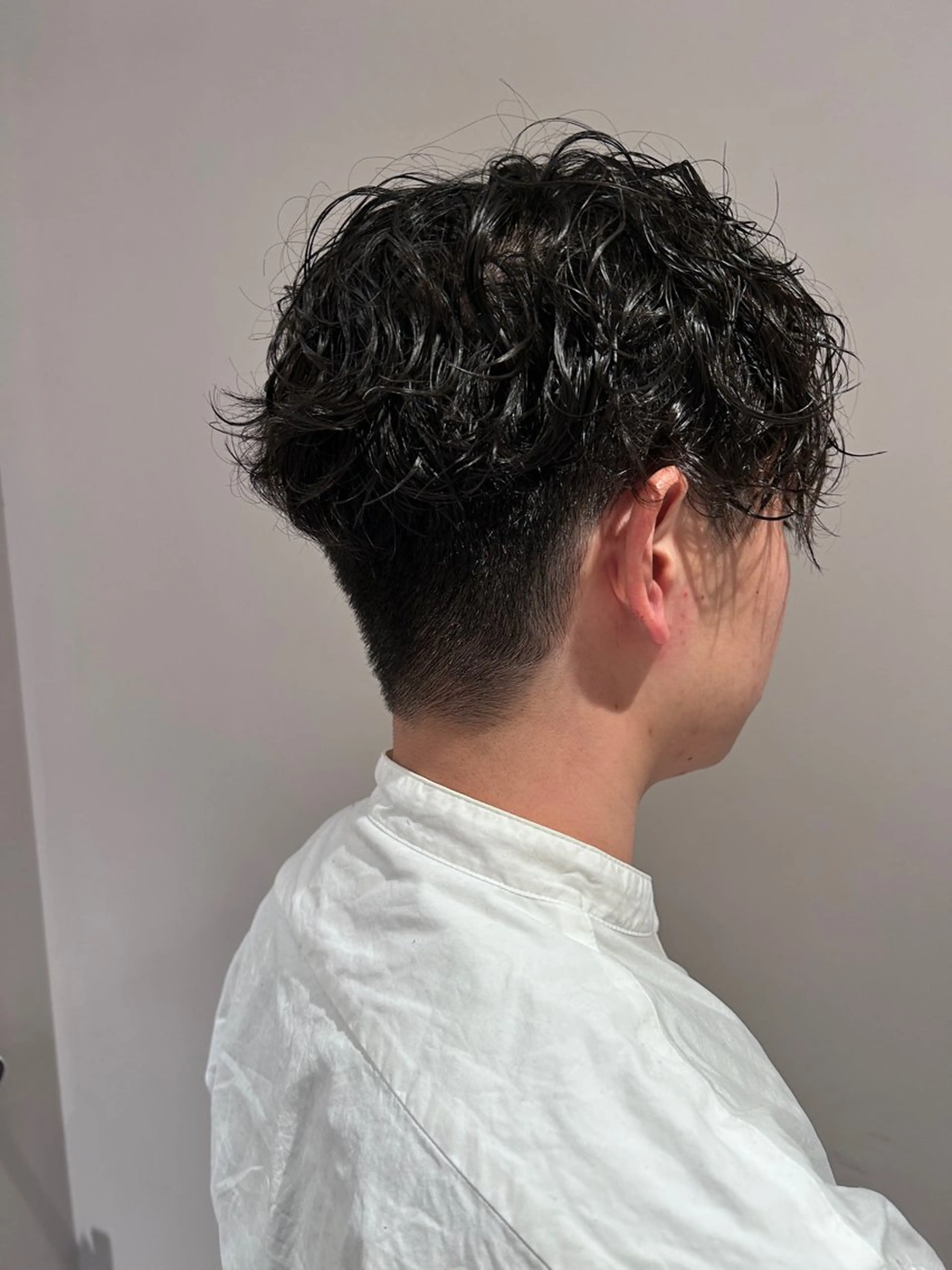 ショート パーマ メンズ マッシュ メンズパーマ プードルパーマ メンズショート スペインカール メンズパーマ ジンのヘアスタイル