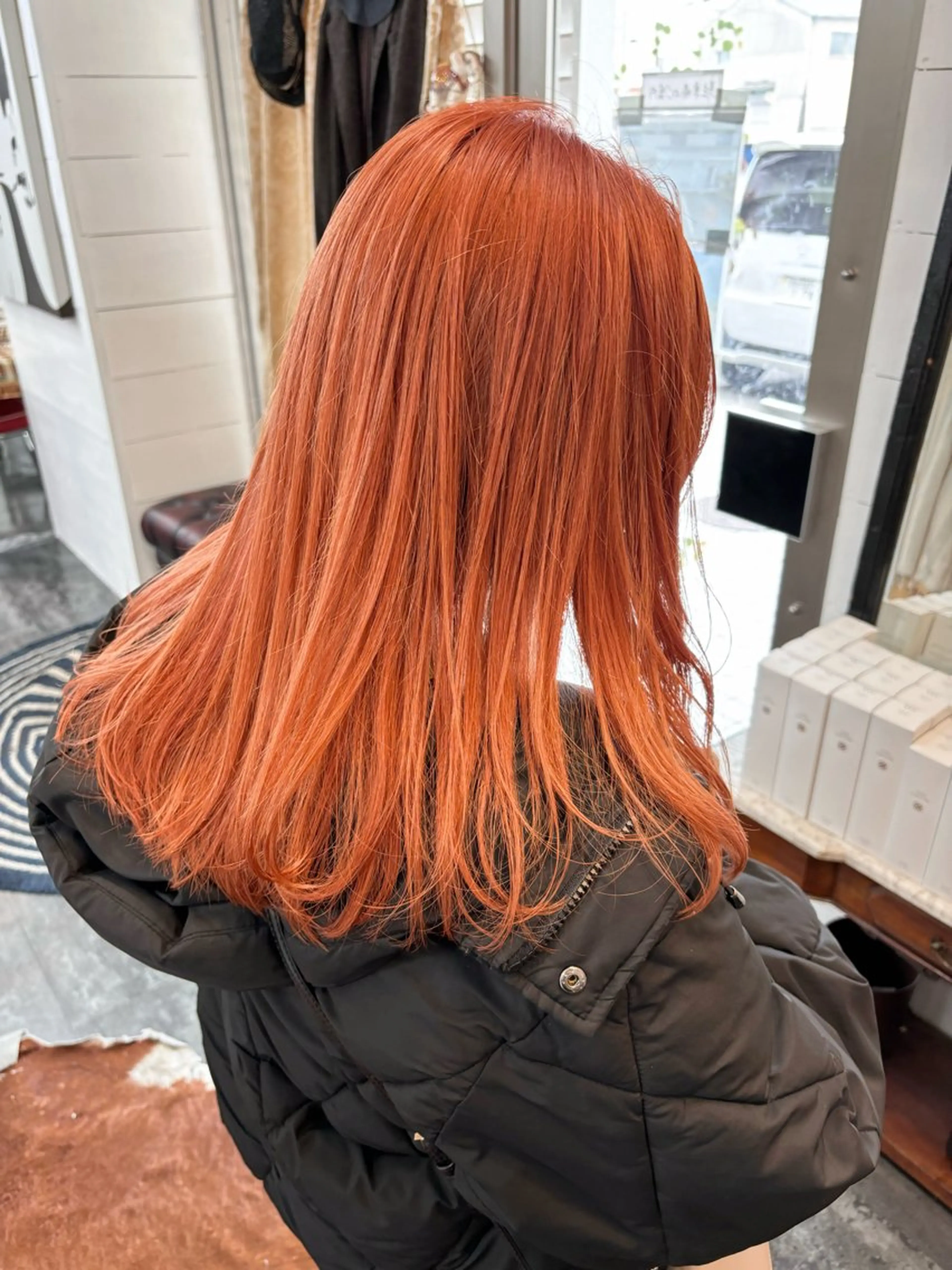 セミロング カラー オレンジピンク LOMARLIE JURIAのヘアスタイル