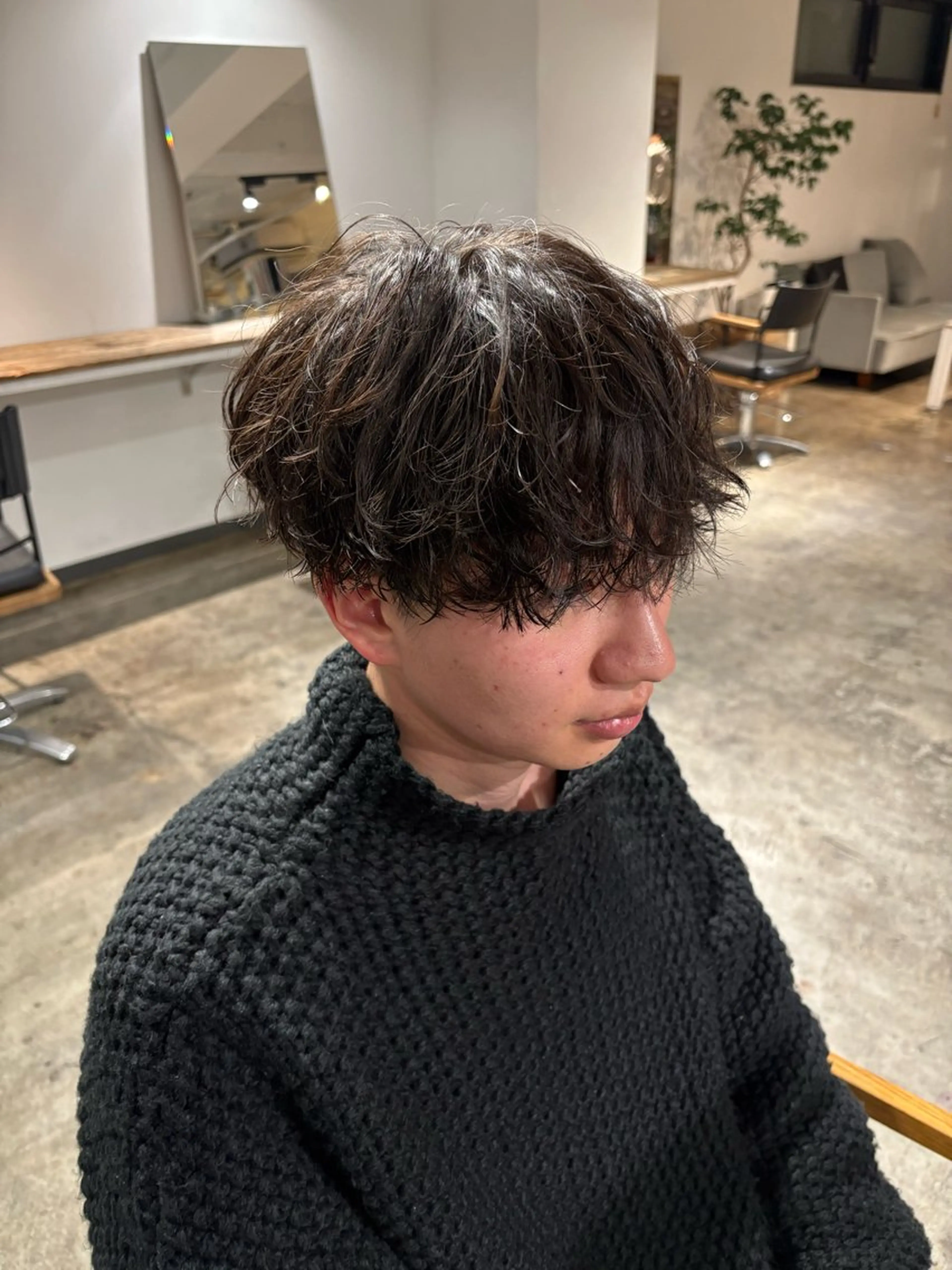 ショート パーマ メンズ センターパート ダウンパーマ フェザーパーマ カルマパーマ メンズ韓国風 カット フェザーパーマ癖毛 曲がる縮毛矯正森岡のヘアスタイル