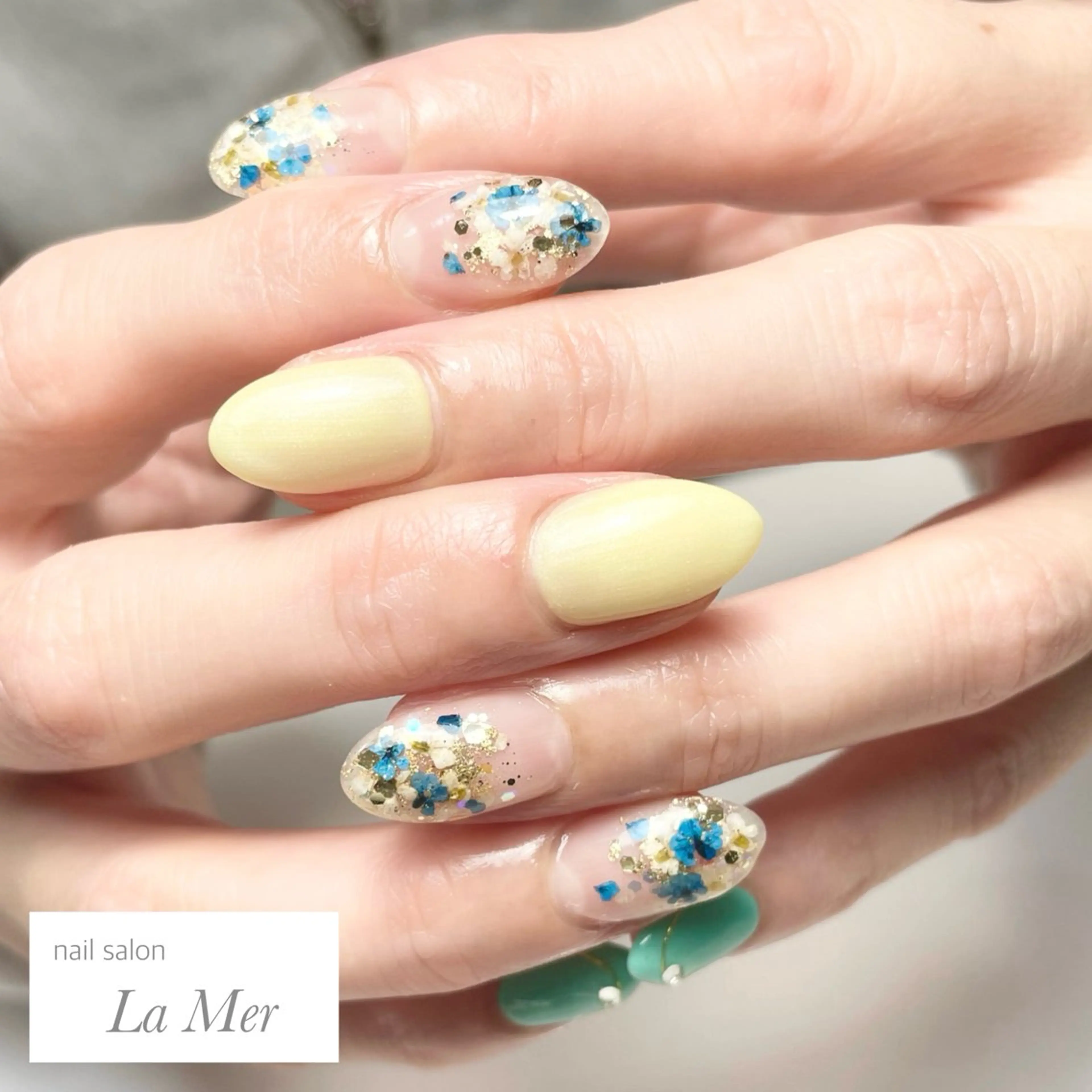 ネイル ブルー フラワーネイル 春ネイル 黄色 ハンドネイル nailsalon La Merのネイルデザイン