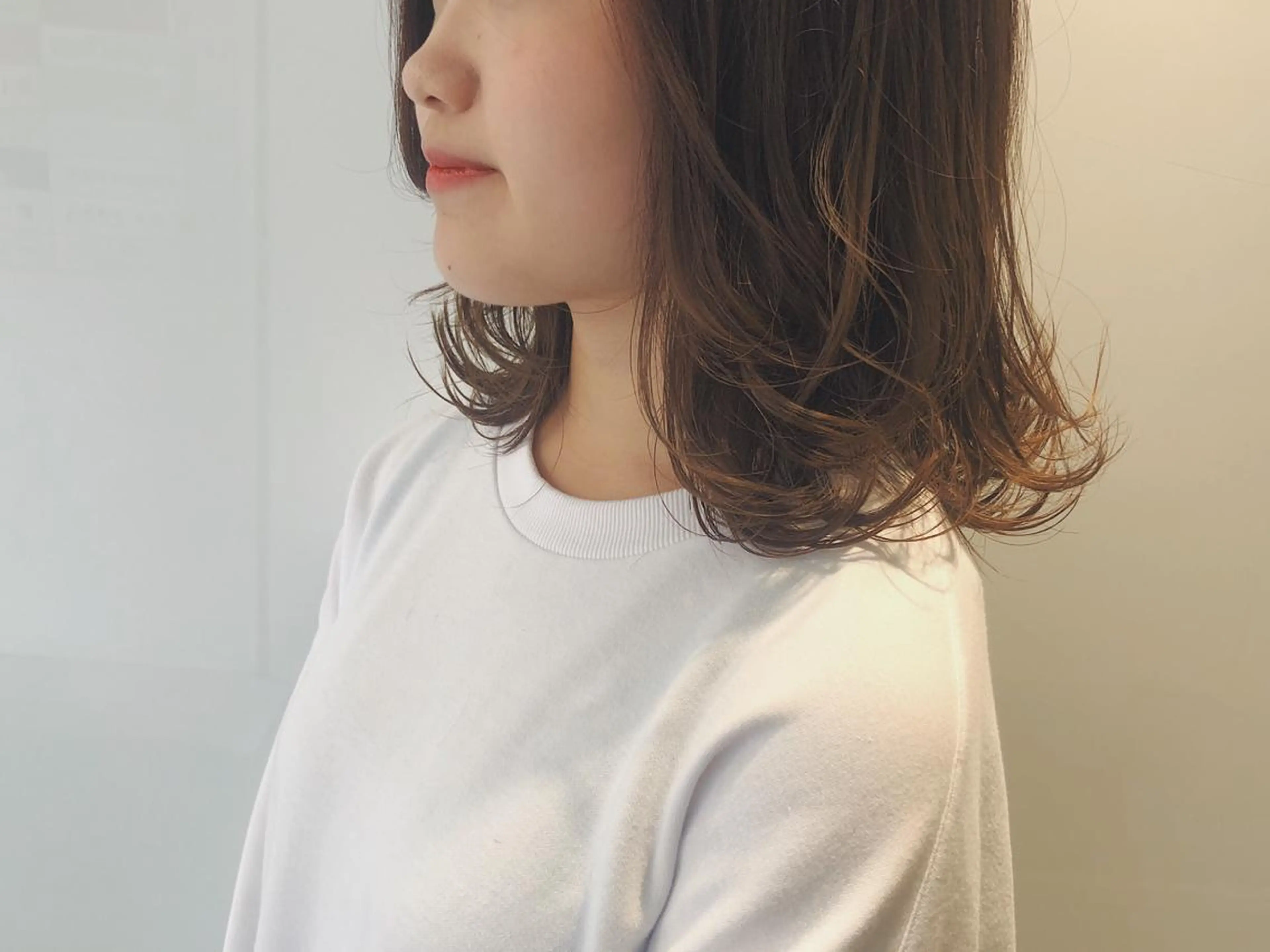 ミディアム カラー パーマ 顔まわりレイヤー レイヤーカット 外ハネヘア 佐々木 シホミのヘアスタイル