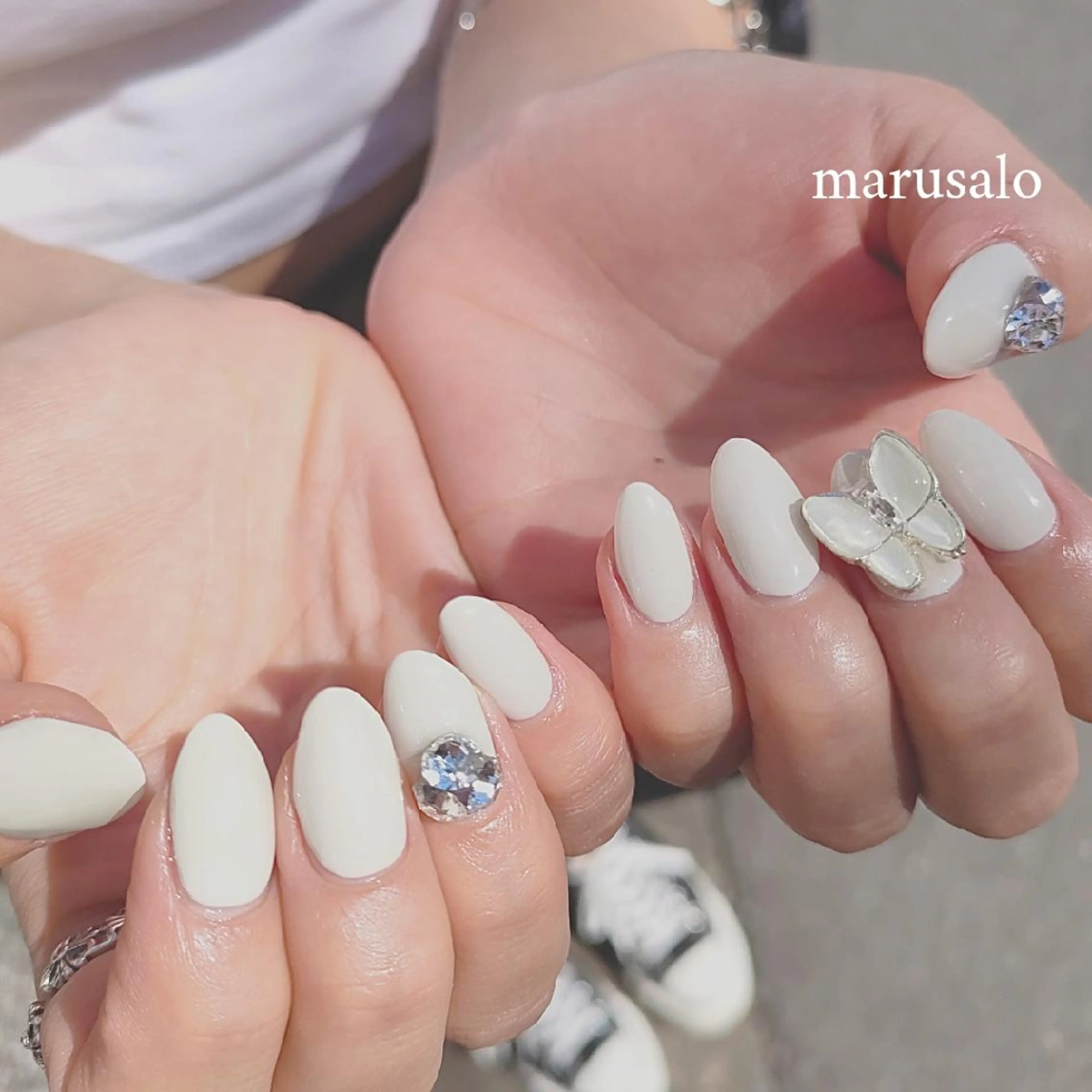 ネイル ワンカラーネイル シンプルネイル ストーンネイル ホワイト ハンドネイル marusalo nailのネイルデザイン