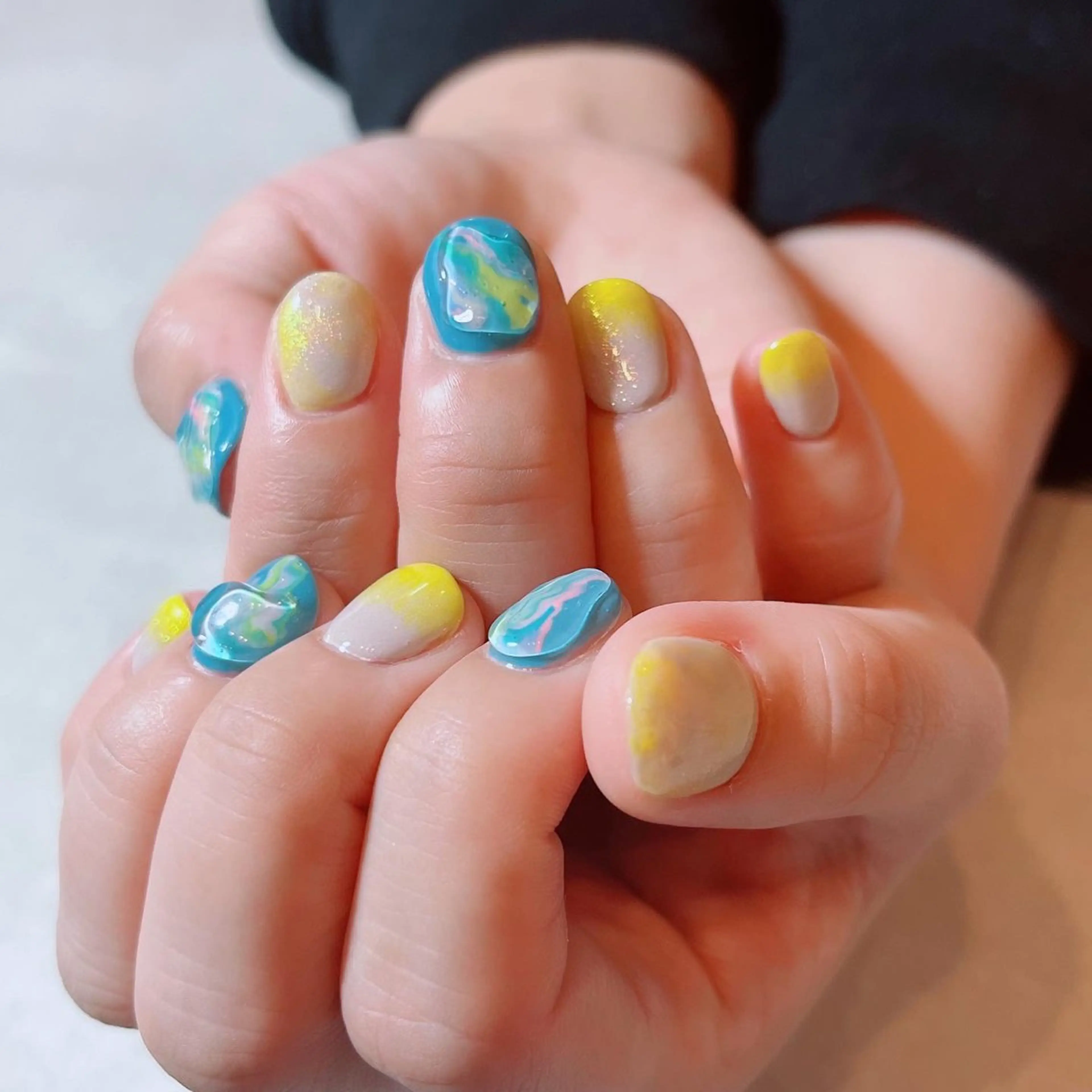 ネイル ブルー グラデーション ニュアンスネイル 黄色 ハンドネイル ruirui.naildesign所属・RUI ☆のネイルデザイン