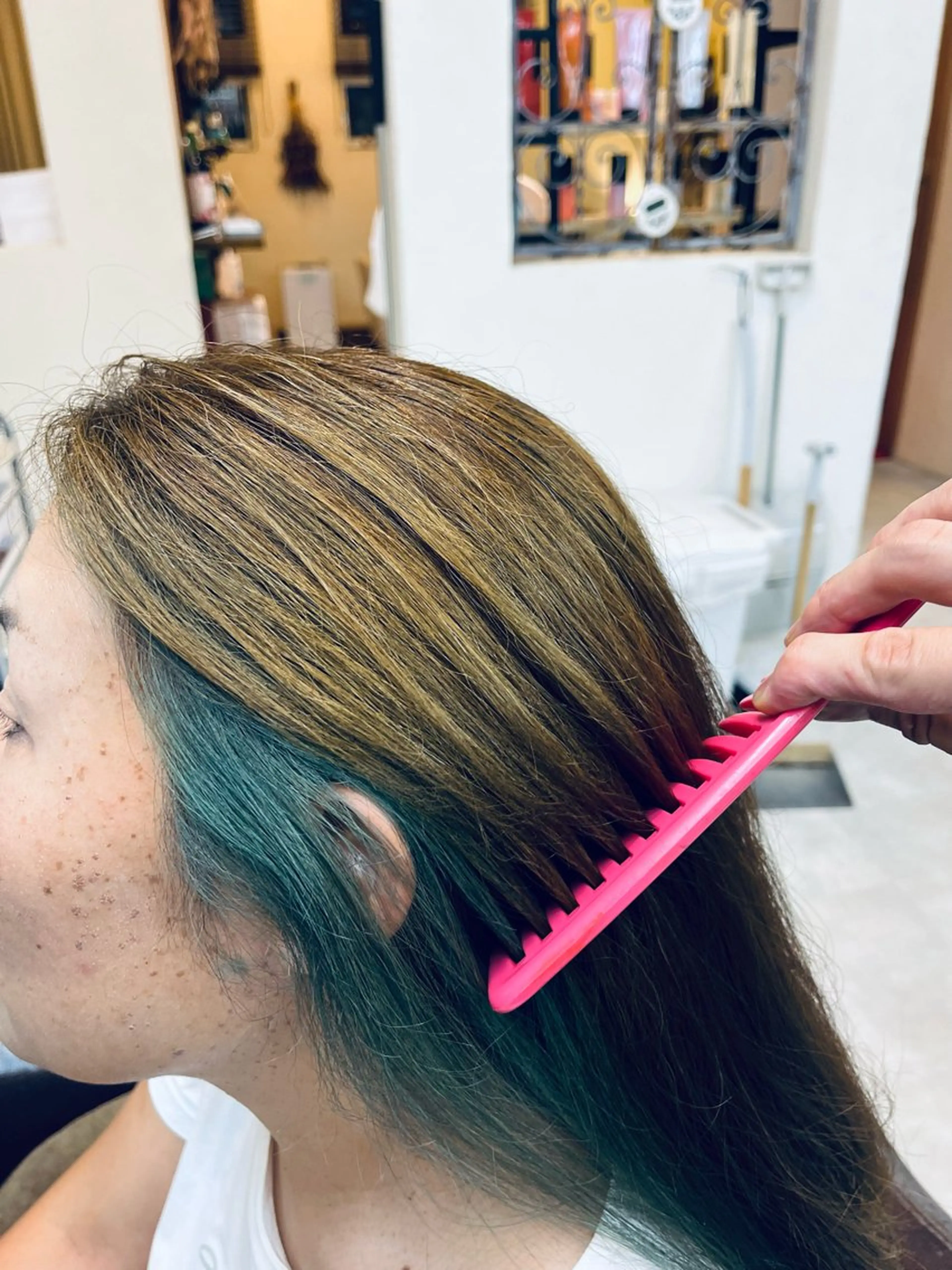 カラー オリーブカラー 岡部 夏生のヘアスタイル