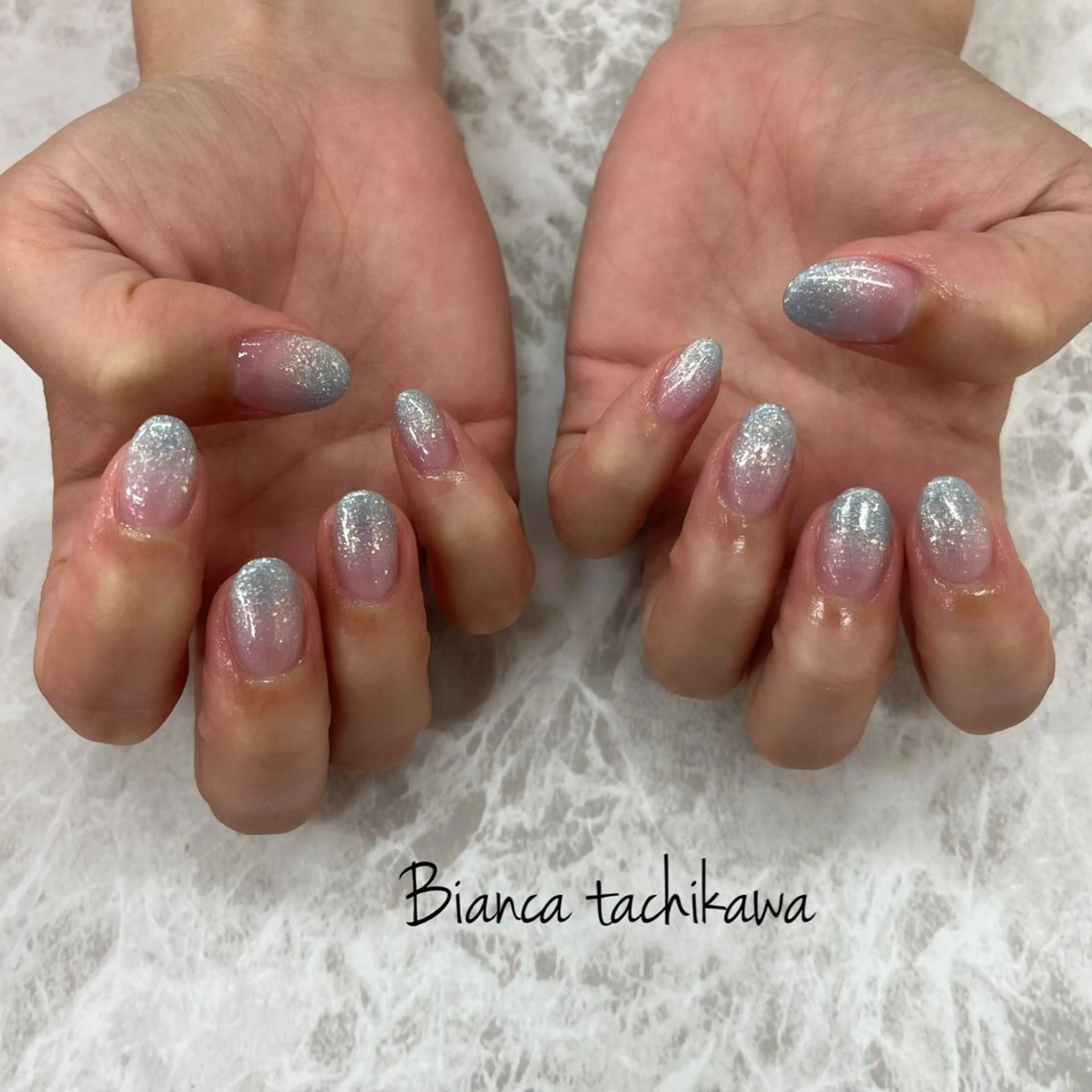 ネイル ブルー グラデーション ラメ(グリッター) ラメグラデーション ハンドネイル Bianca☁国分寺 🤍店長/黒木愛美のネイルデザイン