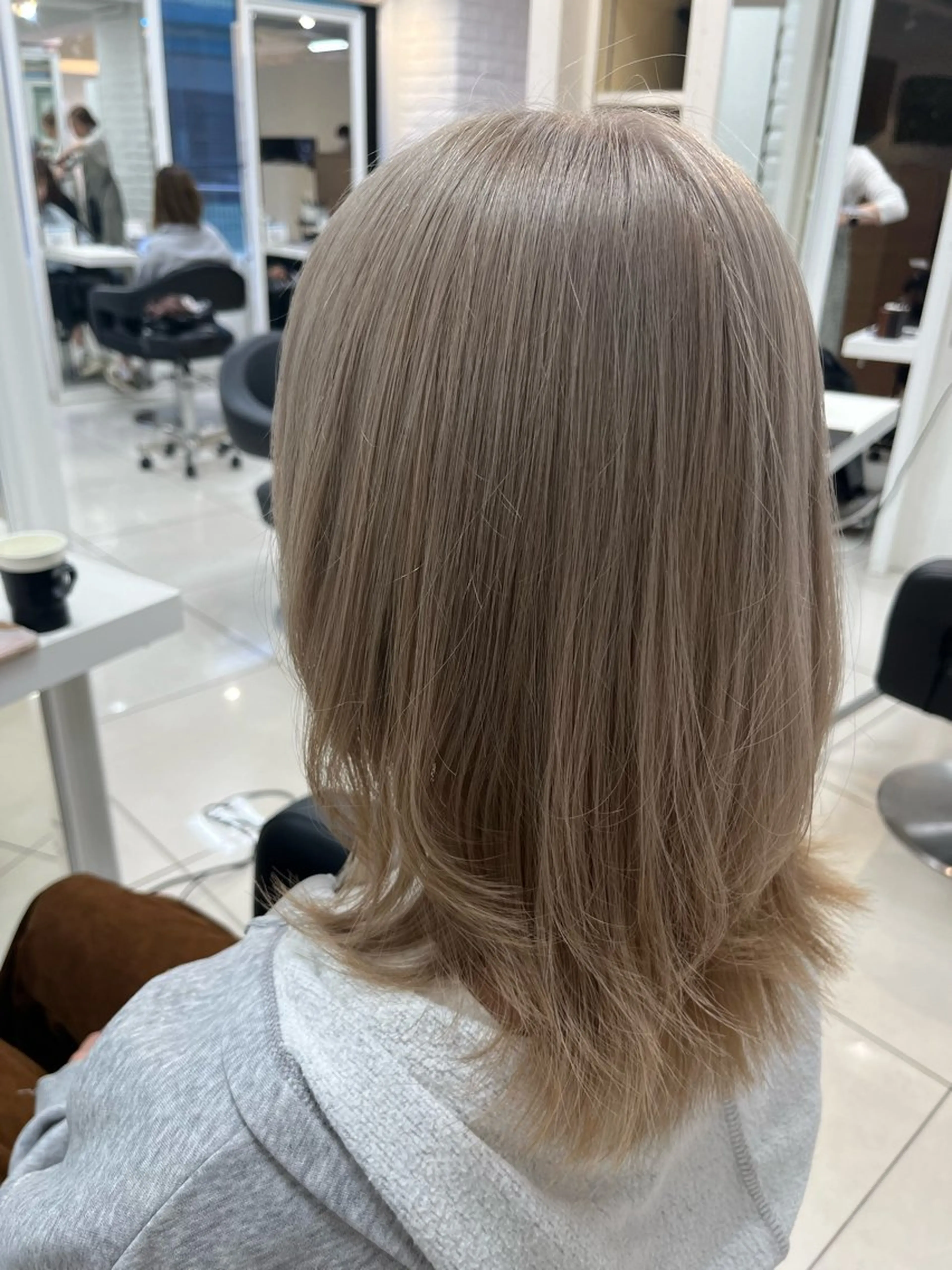 ミディアム カラー ベージュカラー ブリーチ ホワイトベージュ カット ヘアカラー トリートメント メンズ縮毛矯正🦊ハ イトーン　RYOKAのヘアスタイル