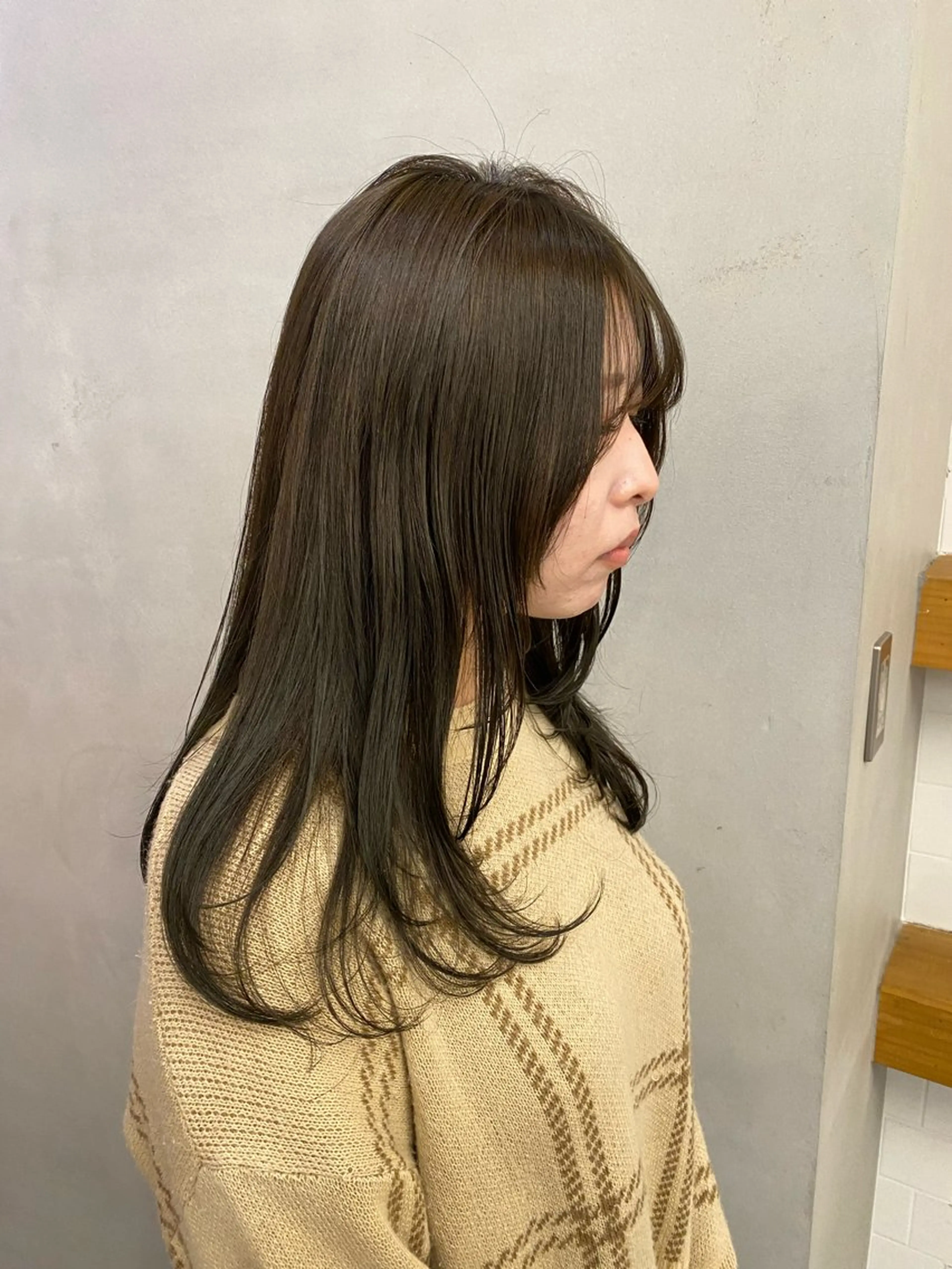 ロング カラー グレージュ オリーブグレージュ オリーブグレー 顔まわりレイヤー 顔周りカット カット ヘアカラー ♡ウルフ/レイヤー ハイトーン/yucoのヘアスタイル