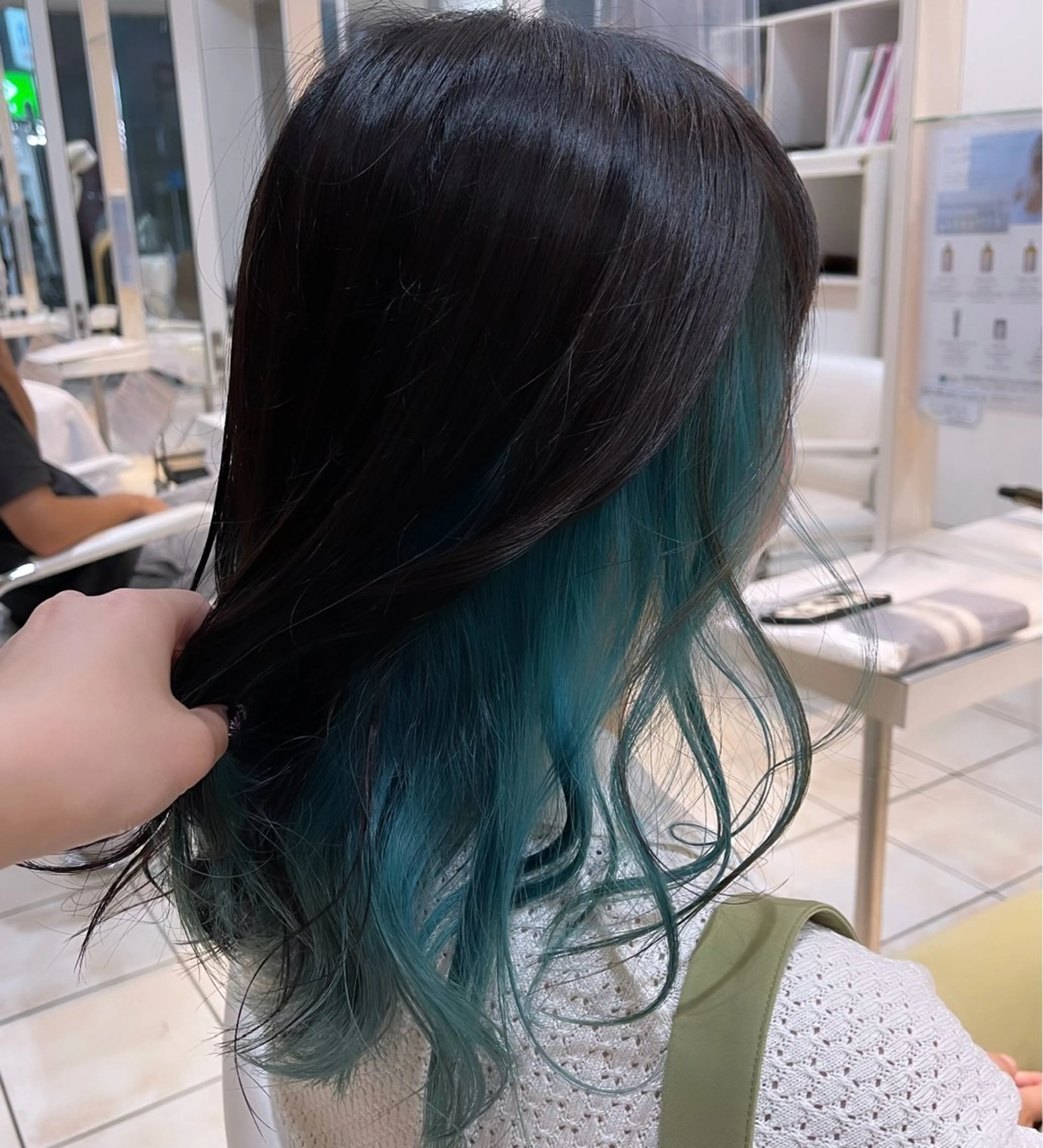 セミロング カラー ヘアカラー 艶髪 インナーカラーのヘアスタイル
