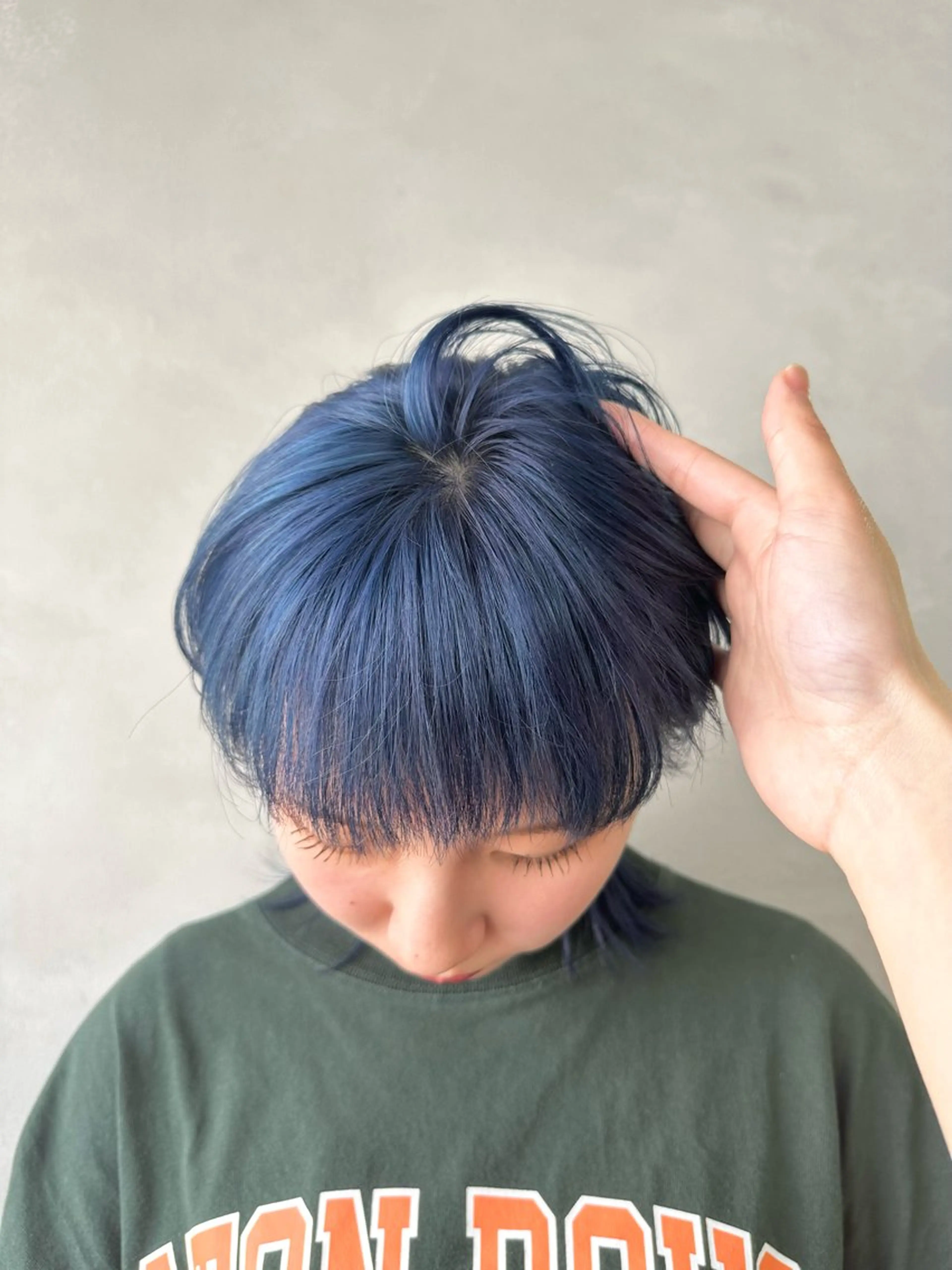 ミディアム カラー ブリーチ ブルーカラー ネイビーカラー レイヤーカット ウルフカット カット ヘアカラー トリートメント 似合わせ小顔ショート /akane🐰♥️のヘアスタイル