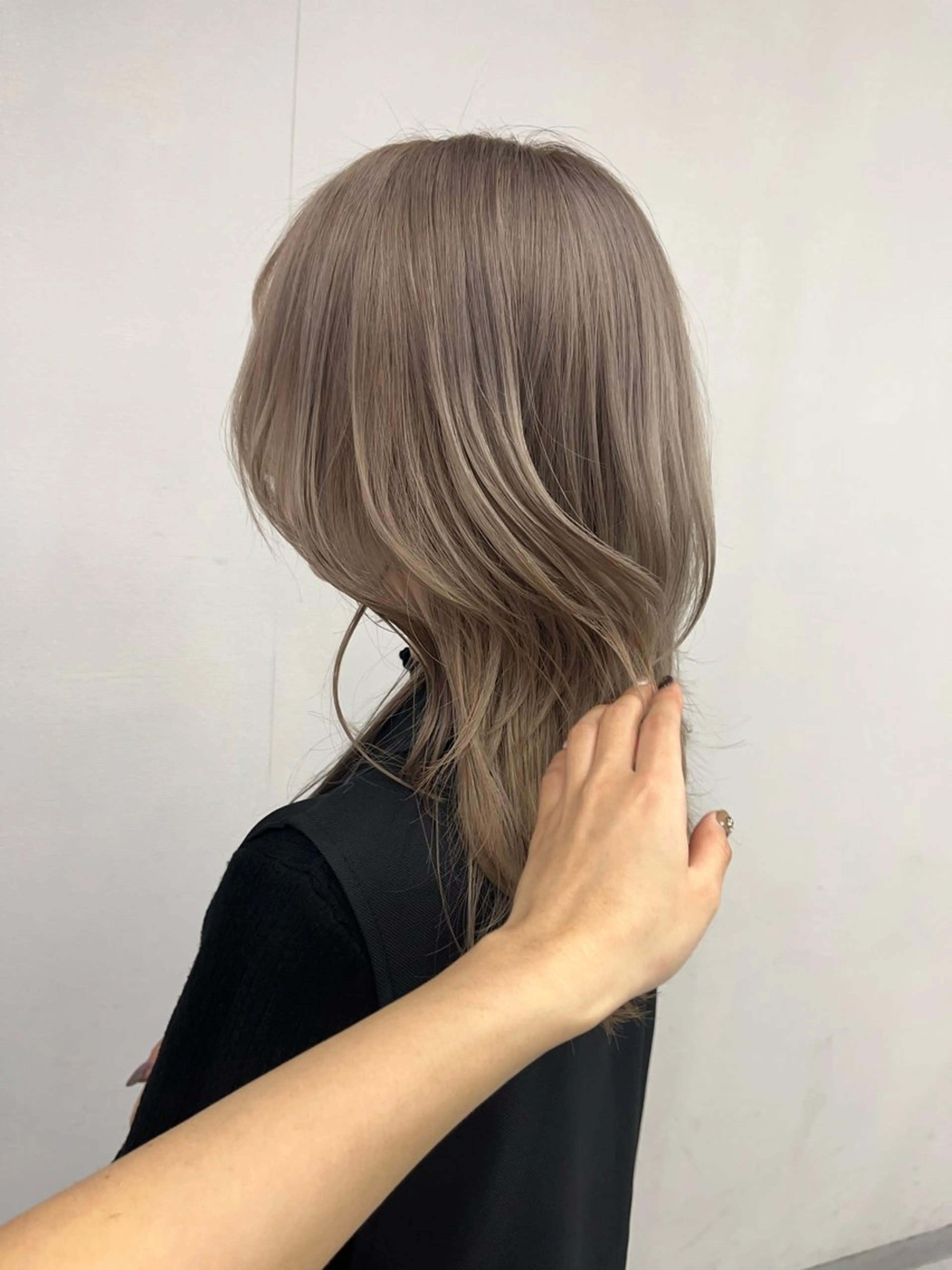 セミロング カラー 透明感カラー🪿🤍 小顔カットのヘアスタイル