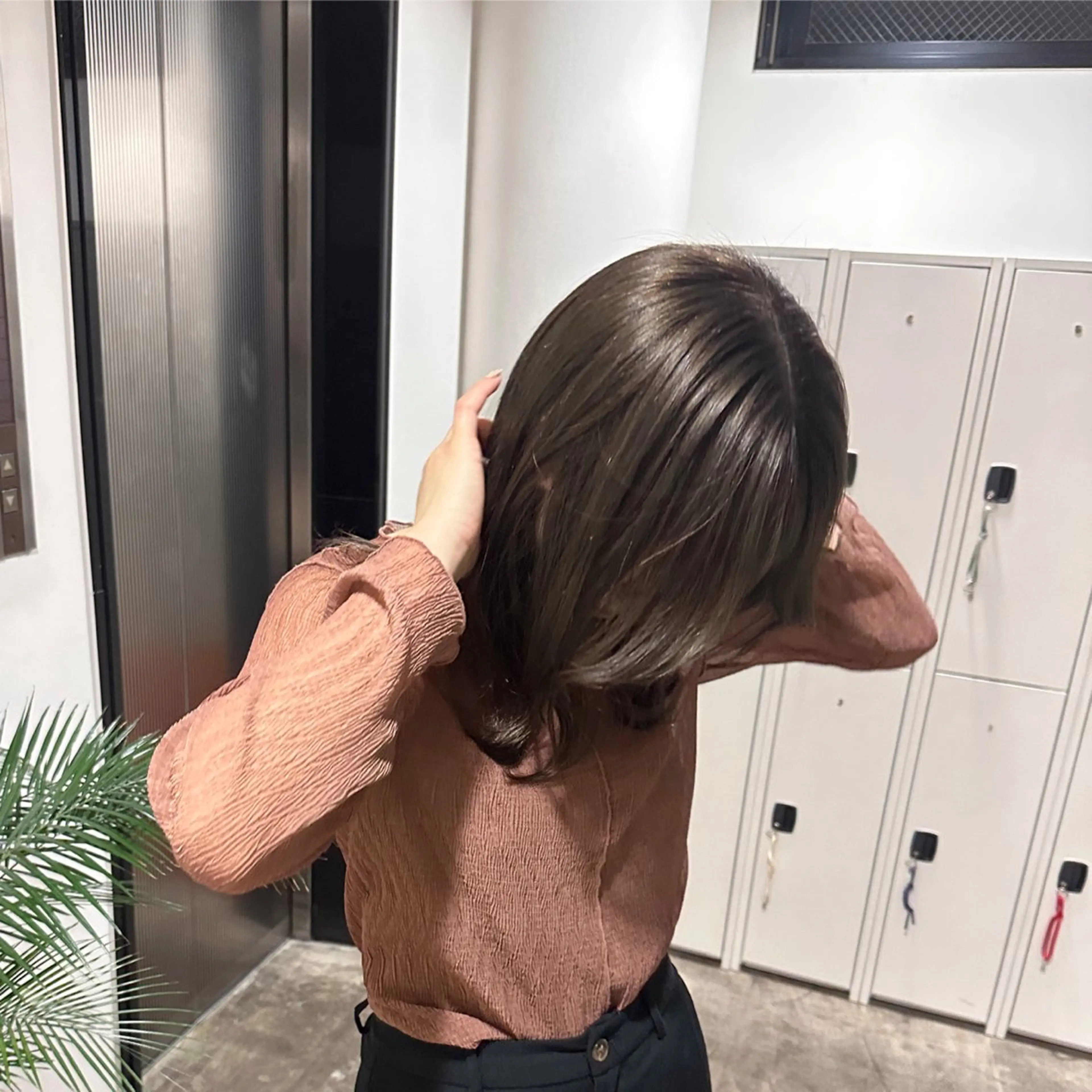 ロング カラー ベージュカラー ブリーチ 透明感カラー オリーブベージュ hina／似合わせ color／髪質改善のヘアスタイル