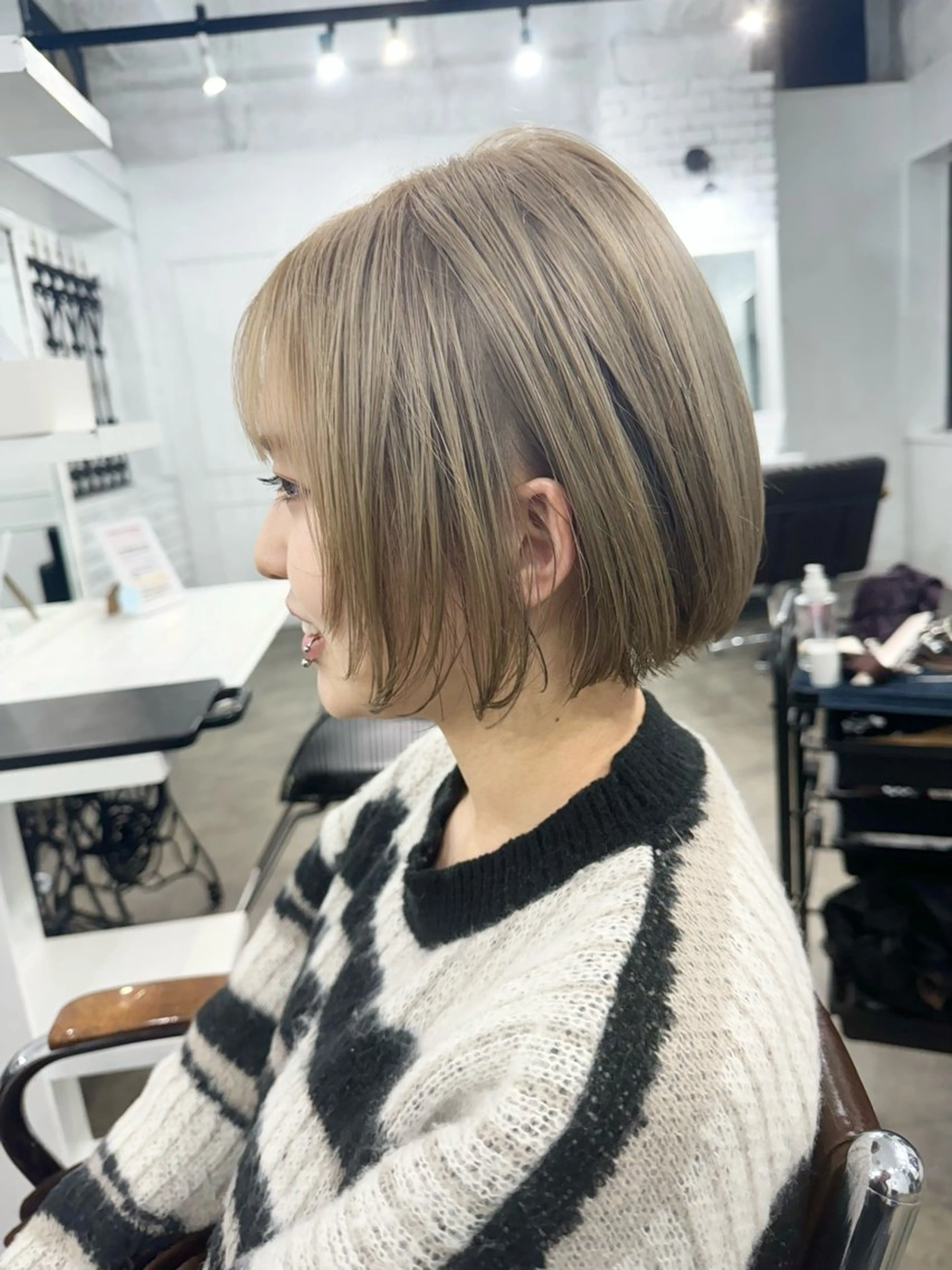 ショート カラー バレイヤージュ ミストバング ベージュカラー ブリーチ 抜きっぱなしブロンド ヘアカラー トリートメント SALOWIN札幌大通り所属・札幌ハイトーン/ ブリーチカラー/ドイのヘアスタイル