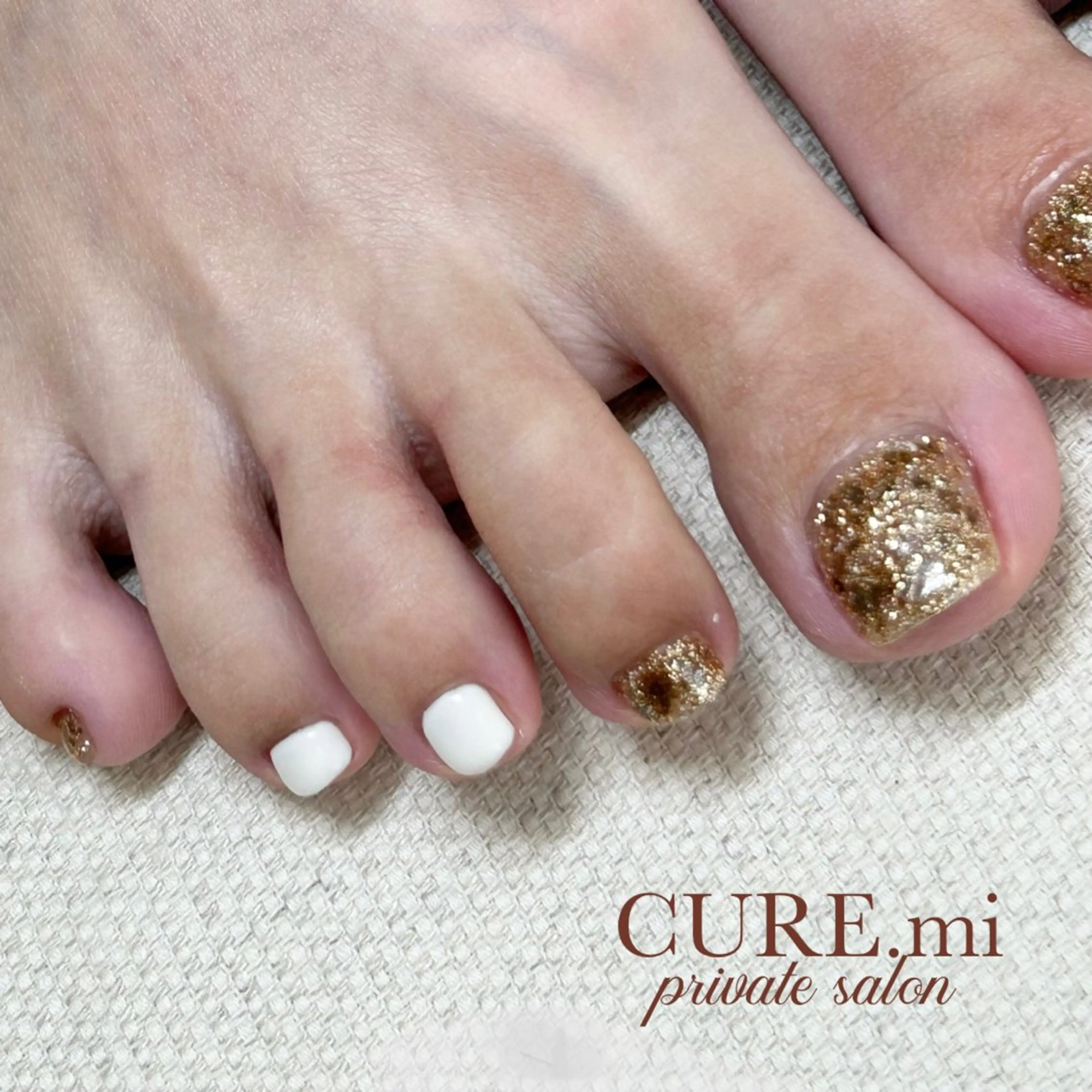 ネイル フットネイル ゴールド ホワイト フットネイル CURE.mi所属・伊藤 美香のネイルデザイン