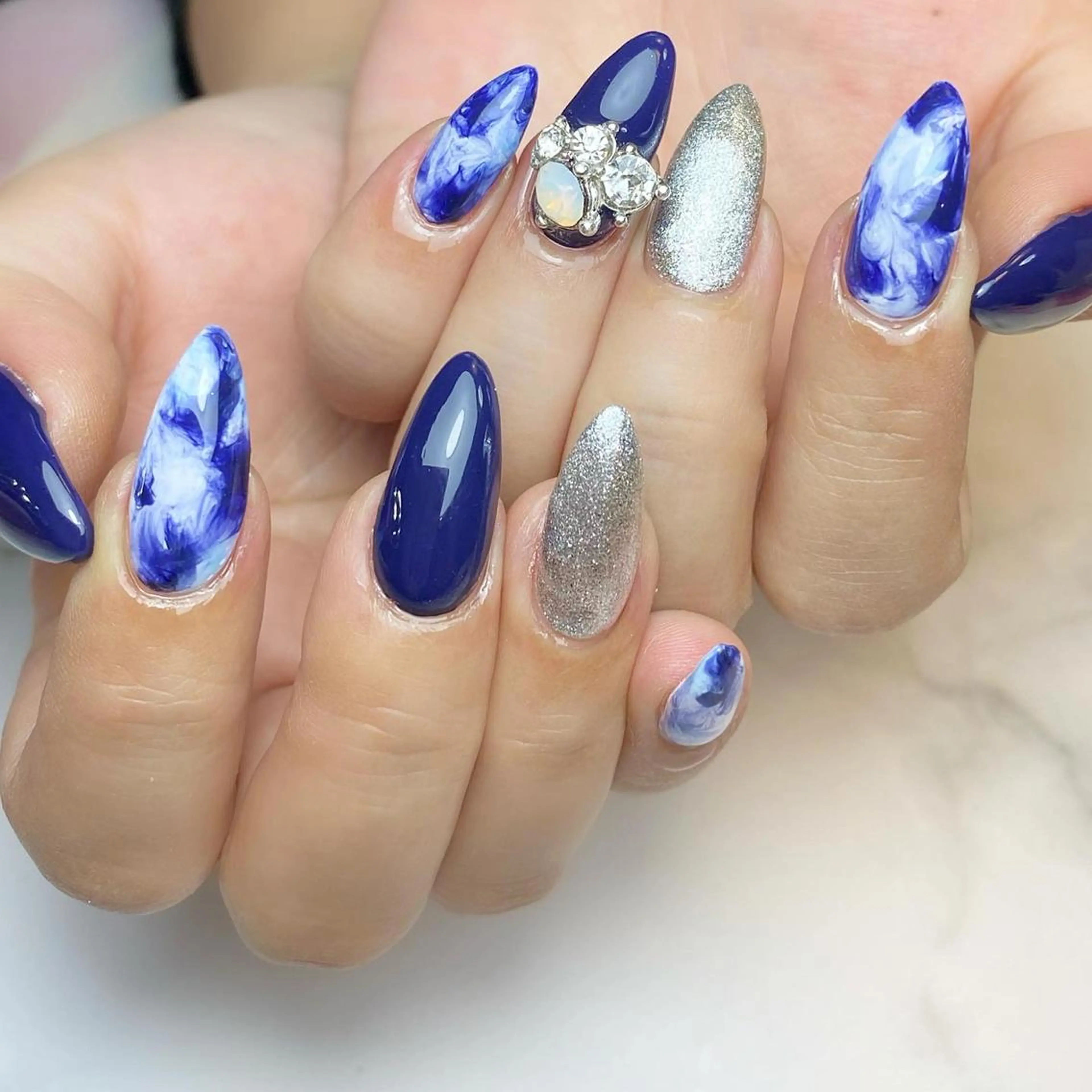 青と白ニュアンスネイル ｜Nail ameria megu所属・ameria meguの