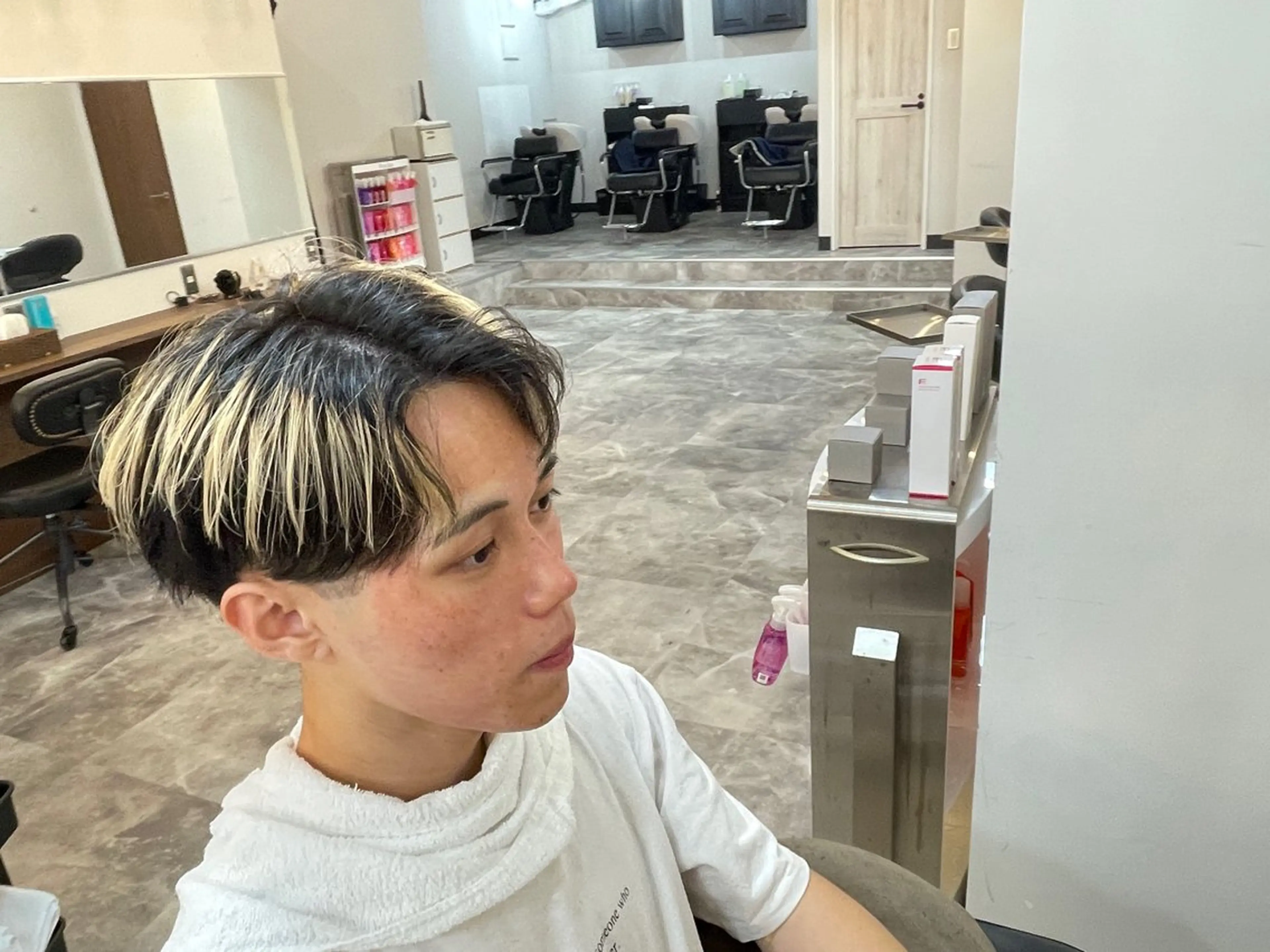 ミディアム カラー パーマ メンズ センターパート カット 🌟美髪特化🌟 服部 至恩のヘアスタイル