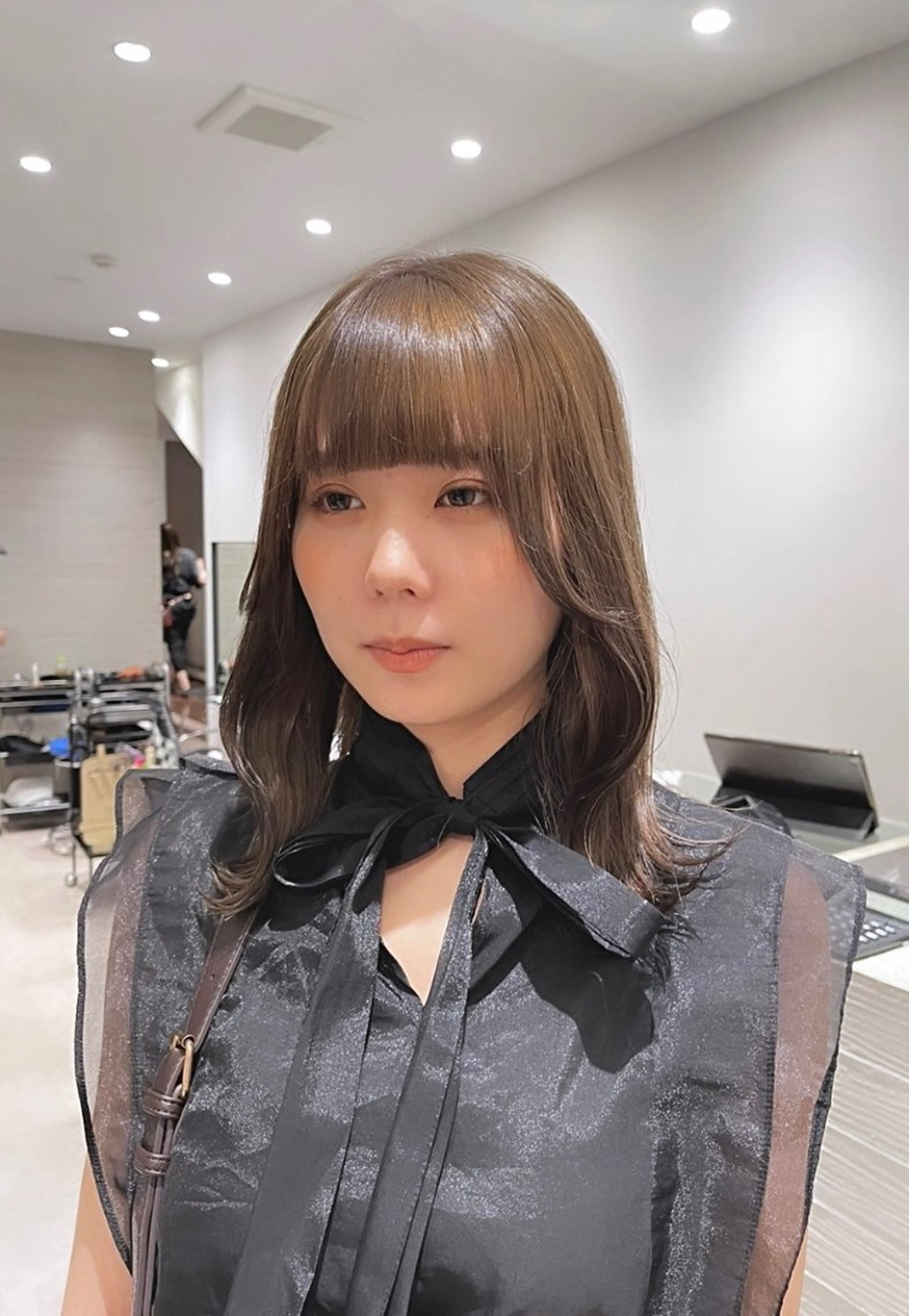 セミロング カラー ブリーチ グレージュ ミルクティーグレージュ くびれヘア サキ🤍ハイトーン 🩰くびれ巻きヘアのヘアスタイル