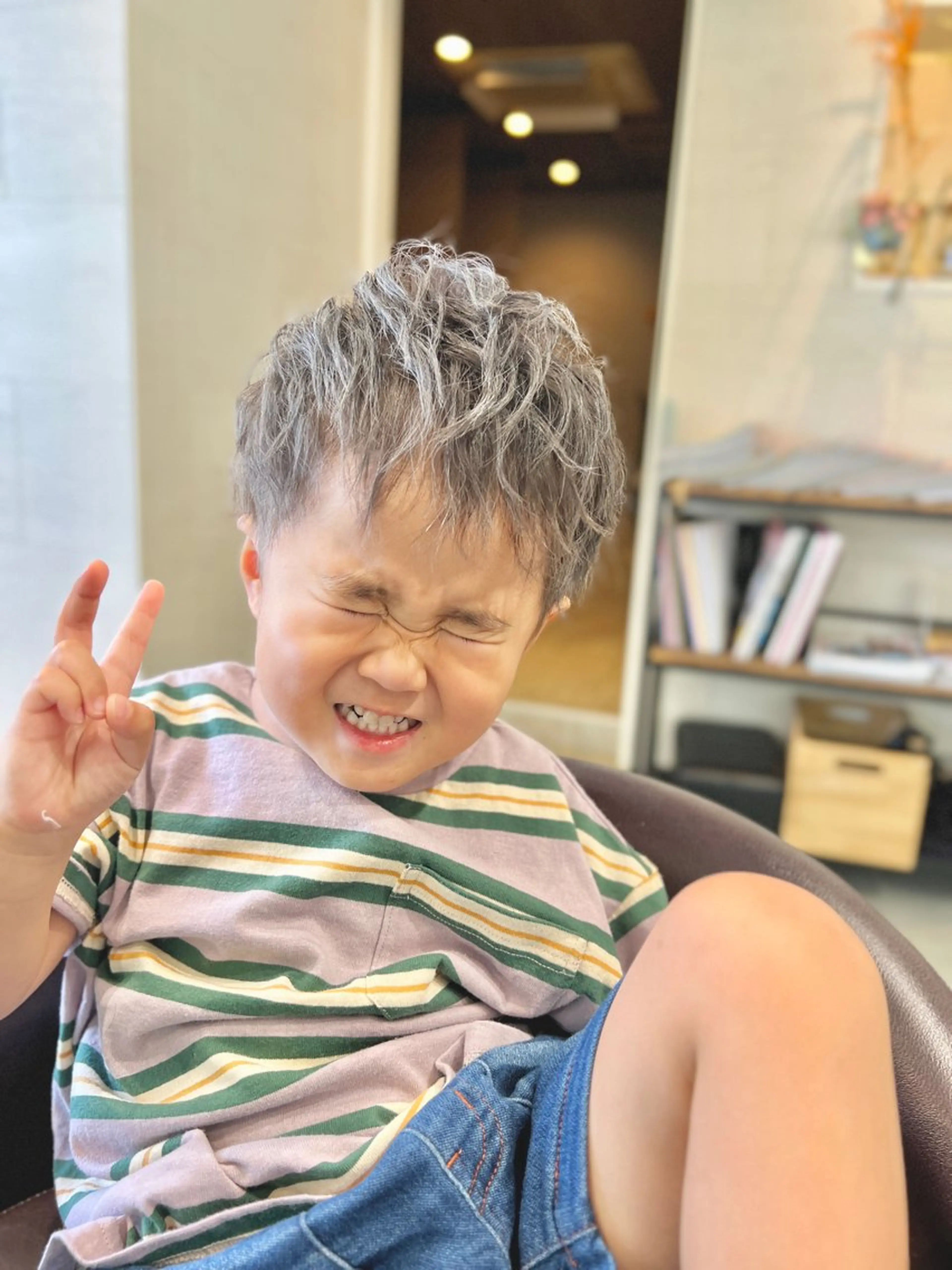 キッズ Aile所属・酸性ストレート／カラ ー/山下高明のヘアスタイル