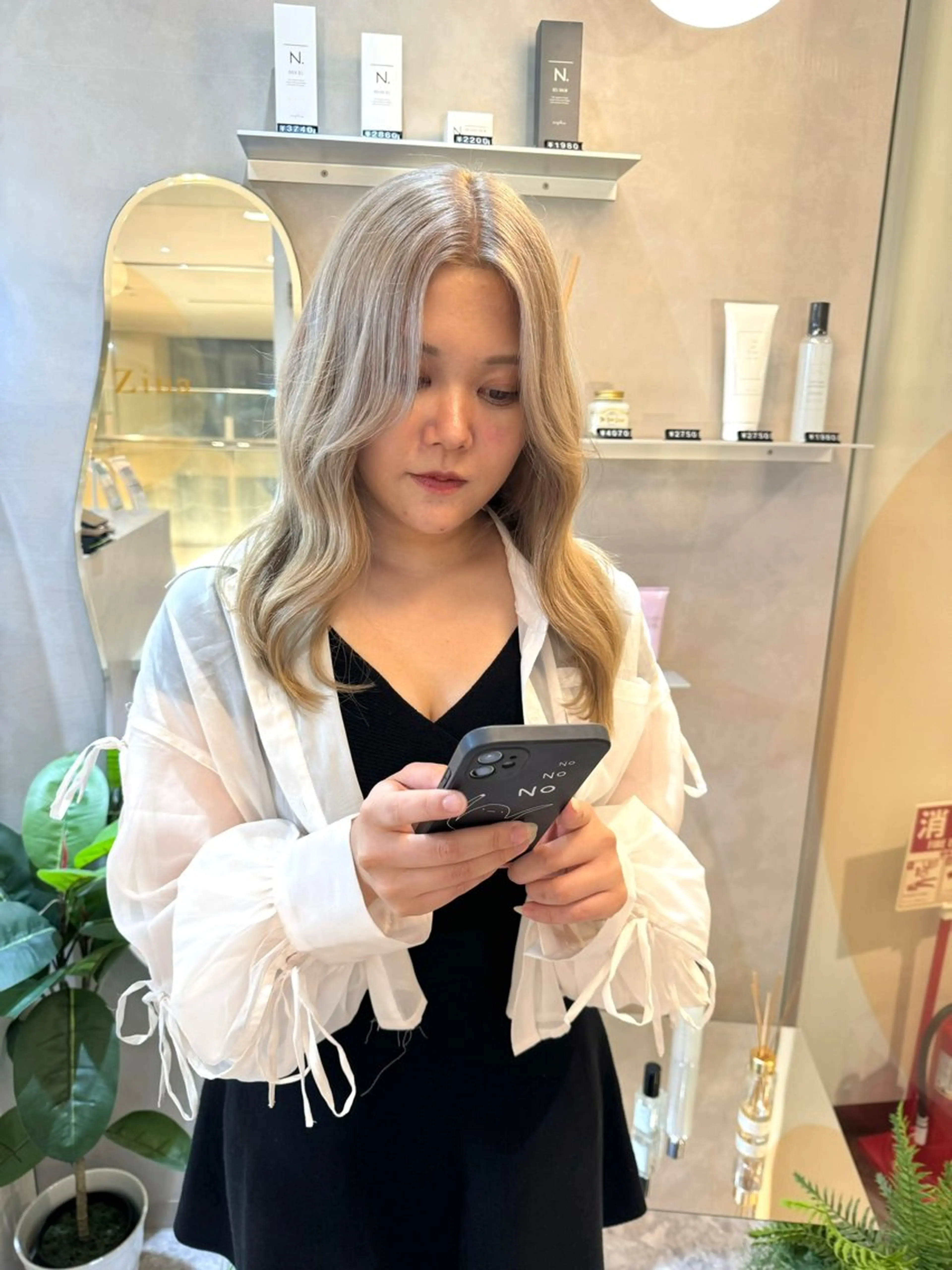セミロング カラー ベージュカラー ブリーチ ホワイトベージュ ヘアカラー 韓国ヘア🇰🇷 松田光里のヘアスタイル